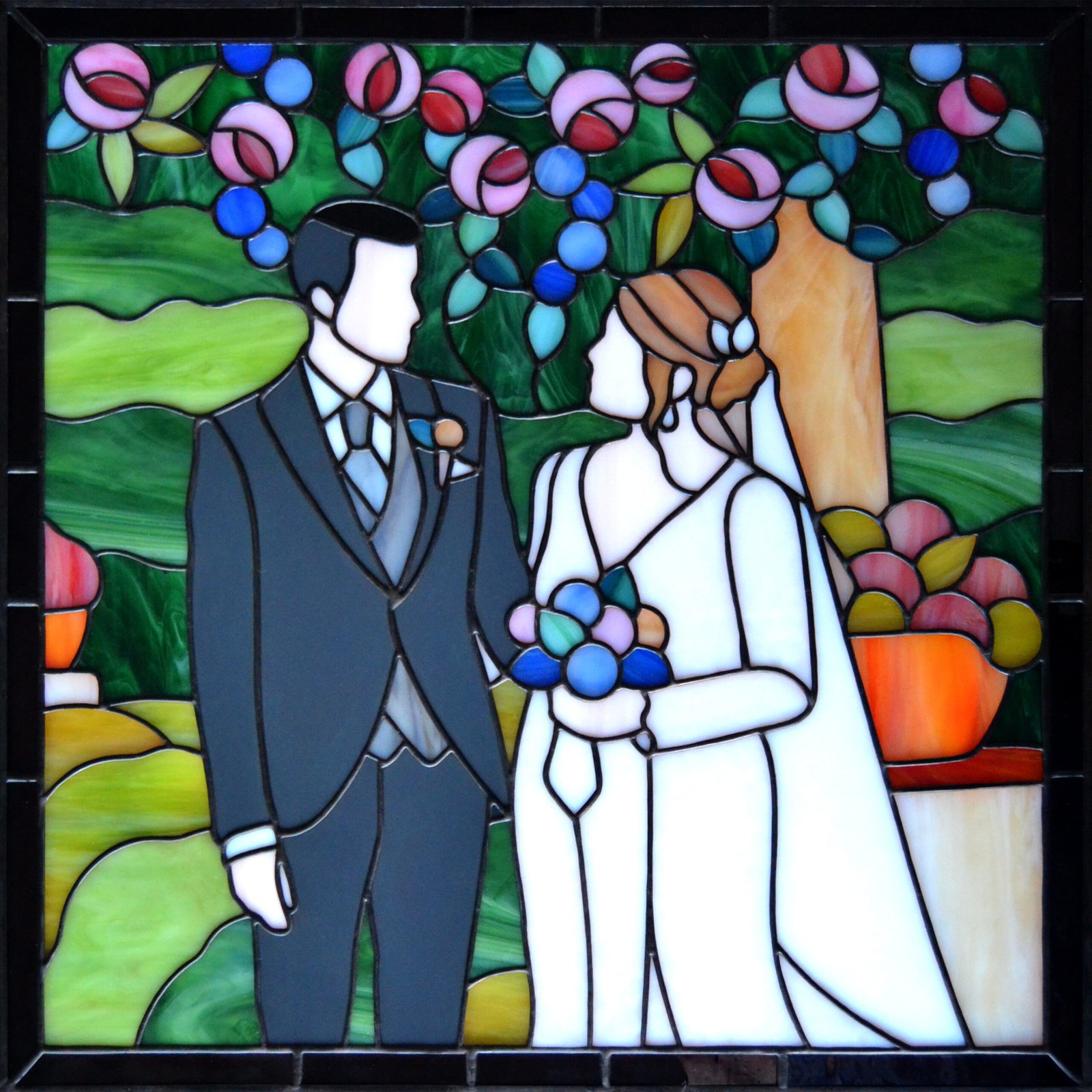 Un vitral artísticamente elaborado que representa a dos personas en su día de boda, con detalles meticulosos que capturan la emoción y la belleza del momento, mientras la luz del sol ilumina los colores vivos y crea un ambiente lleno de amor y alegría.
