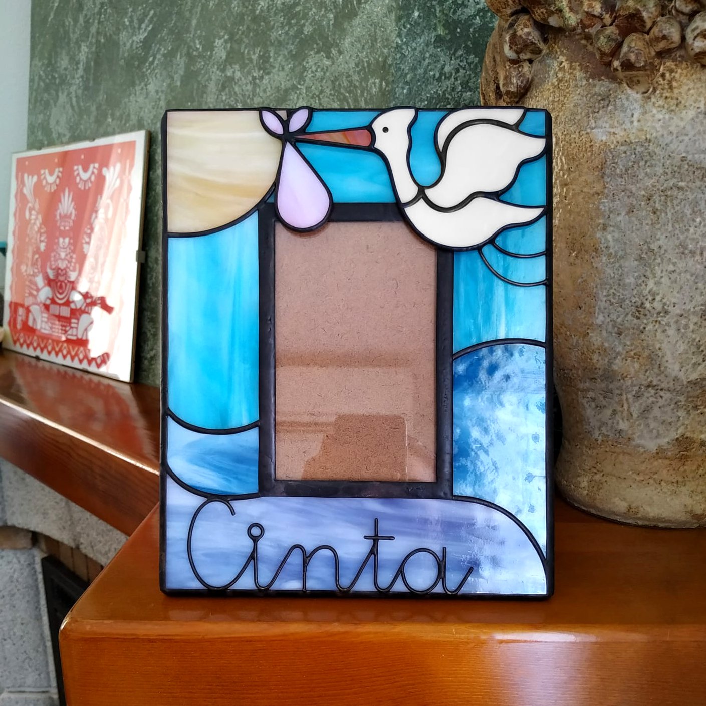 Imagen de un espejo de vidrio soplado con formas orgánicas y colores vibrantes, emanando energía y vitalidad creativa.