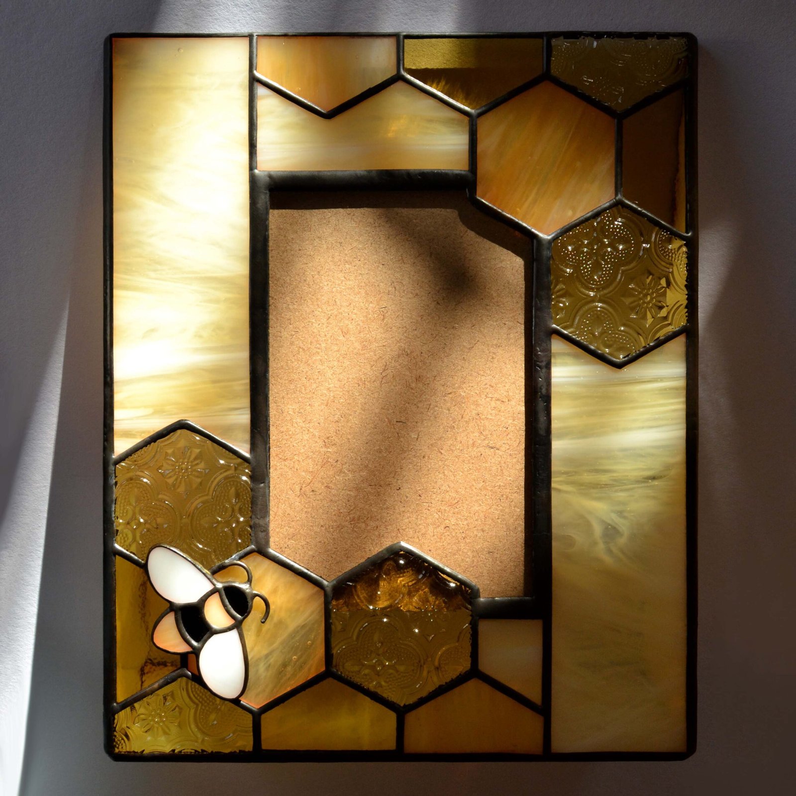 Imagen de un espejo de vidrio soplado con formas orgánicas y colores vibrantes, emanando energía y vitalidad creativa.