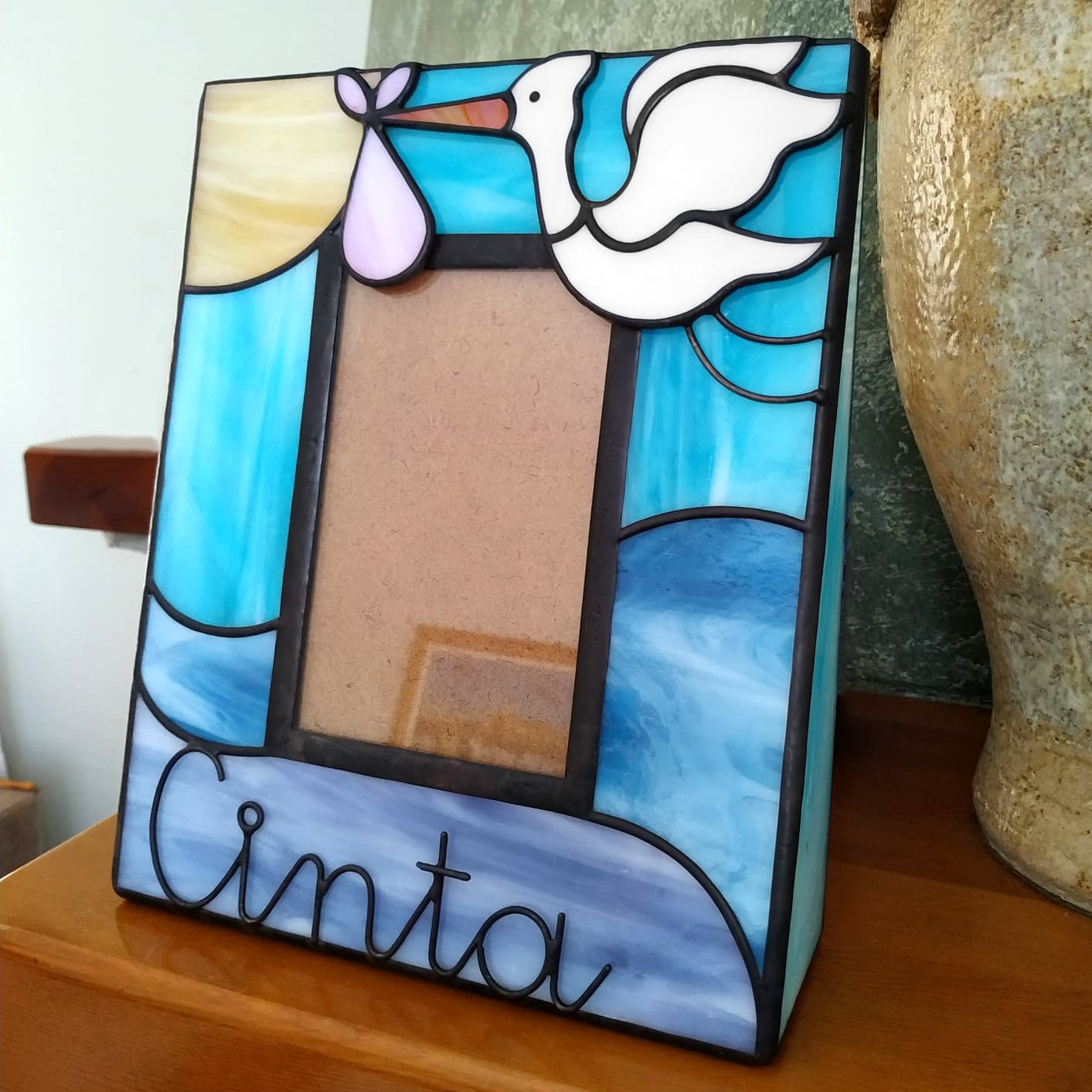 Imagen de un espejo de vidrio soplado con formas orgánicas y colores vibrantes, emanando energía y vitalidad creativa.