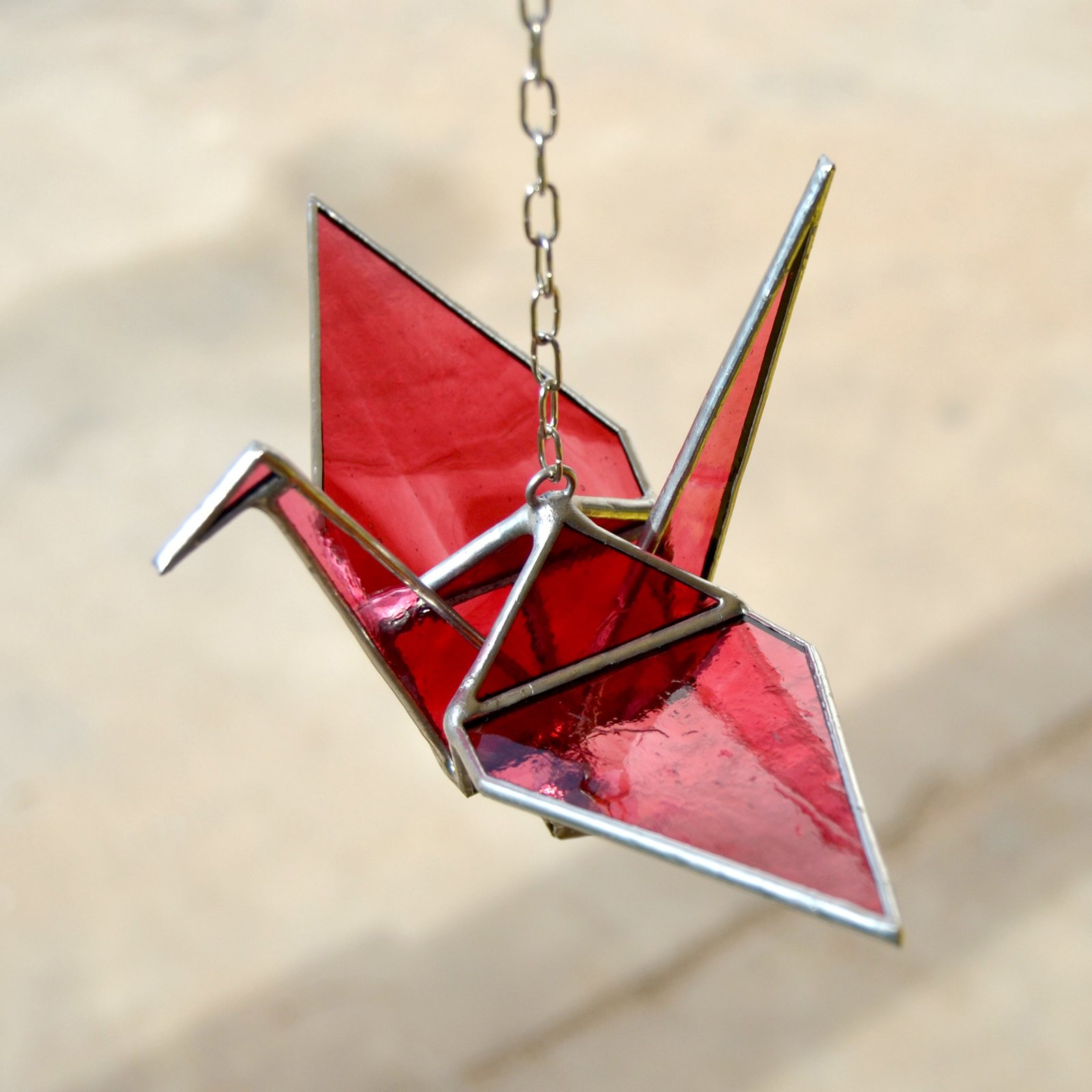 Cisne en vitral, con colores brillantes y vivos.