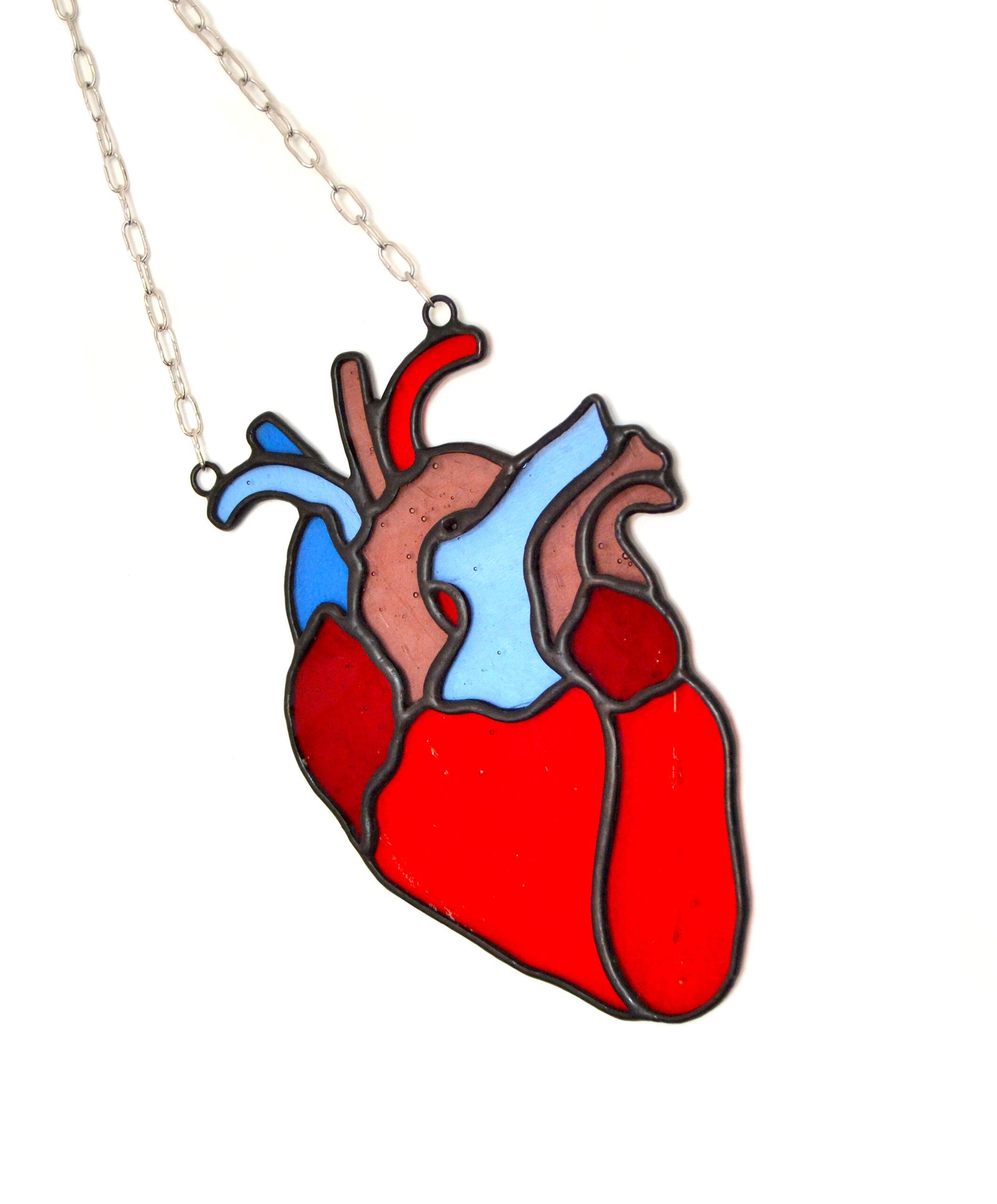 Corazon en vitral, con colores brillantes y vivos.