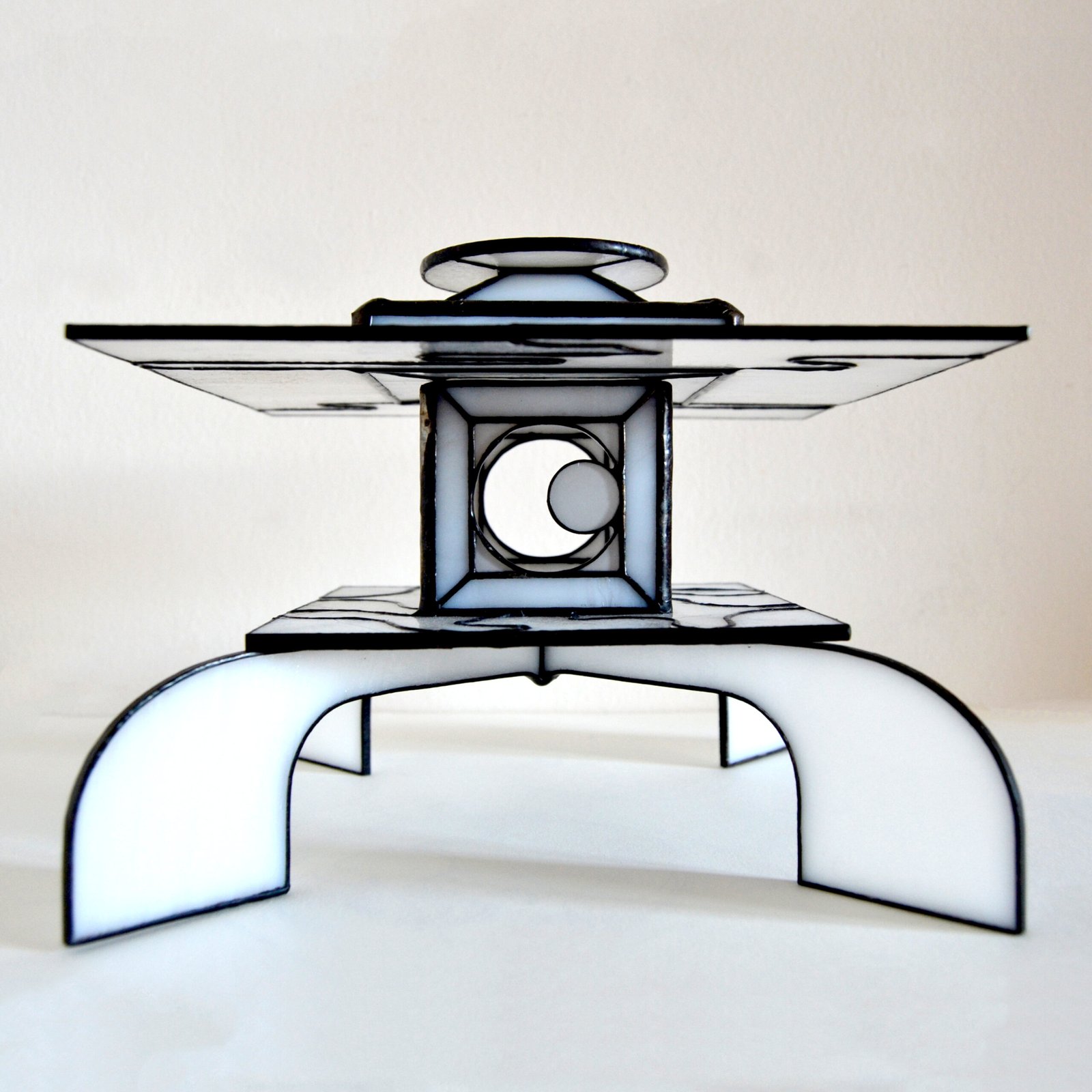 Un bote de vidrio transparente diseñado para sostener una vela, con una estructura resistente y una superficie lisa que permite que la luz de la llama brille con claridad, creando una atmósfera cálida y acogedora en cualquier ambiente.