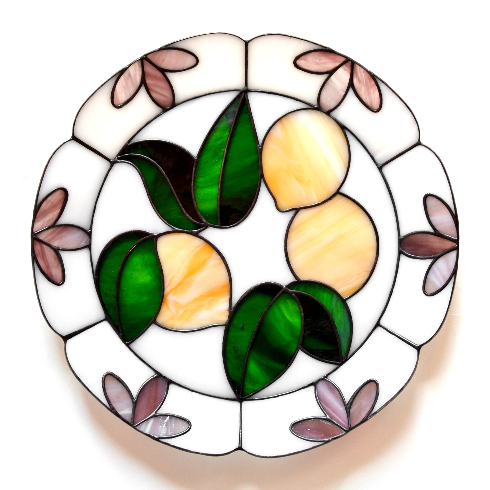 Un plato de vidrio translúcido, con bordes finamente pulidos y una superficie lisa que refleja la luz, creando un efecto sutil pero elegante en cualquier mesa o superficie donde se coloque.