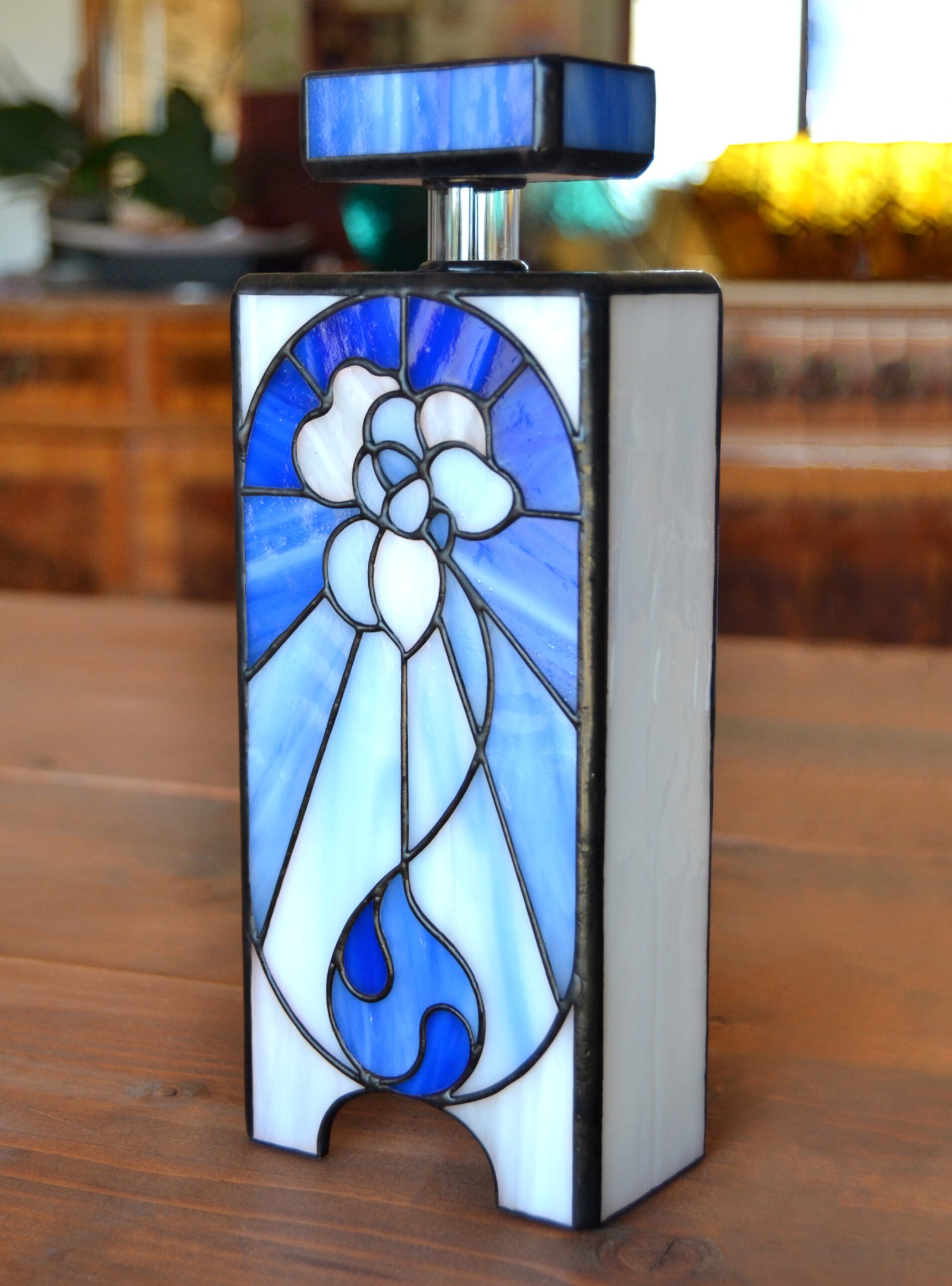 Imagen de una obra de vidrio soplado con formas orgánicas y colores vibrantes, emanando energía y vitalidad creativa.