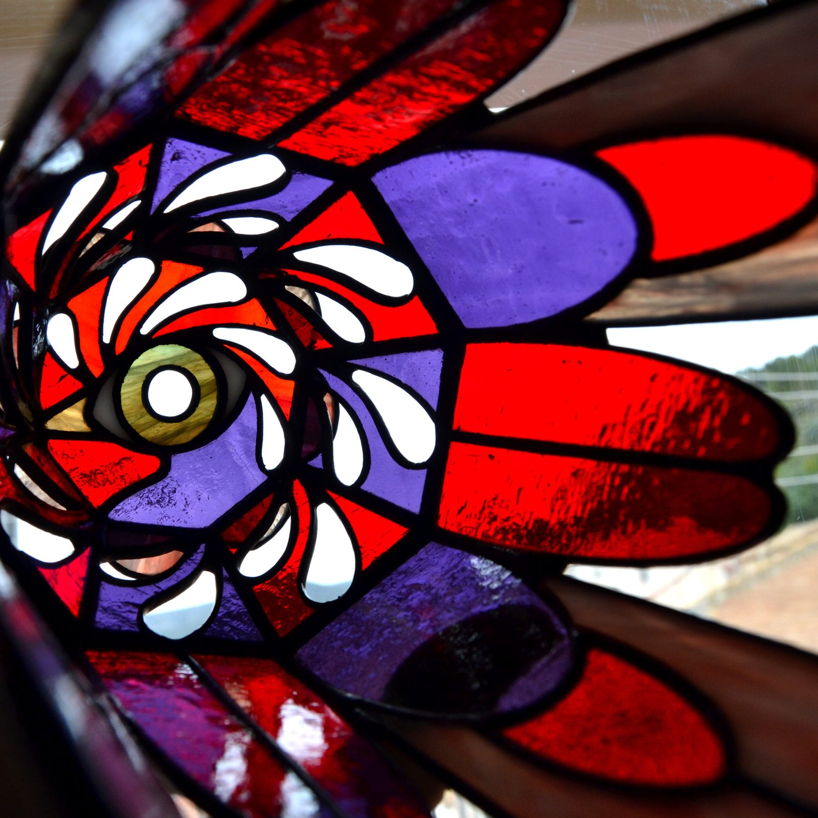 Un bote de vidrio transparente diseñado para sostener una vela, con una estructura resistente y una superficie lisa que permite que la luz de la llama brille con claridad, creando una atmósfera cálida y acogedora en cualquier ambiente.