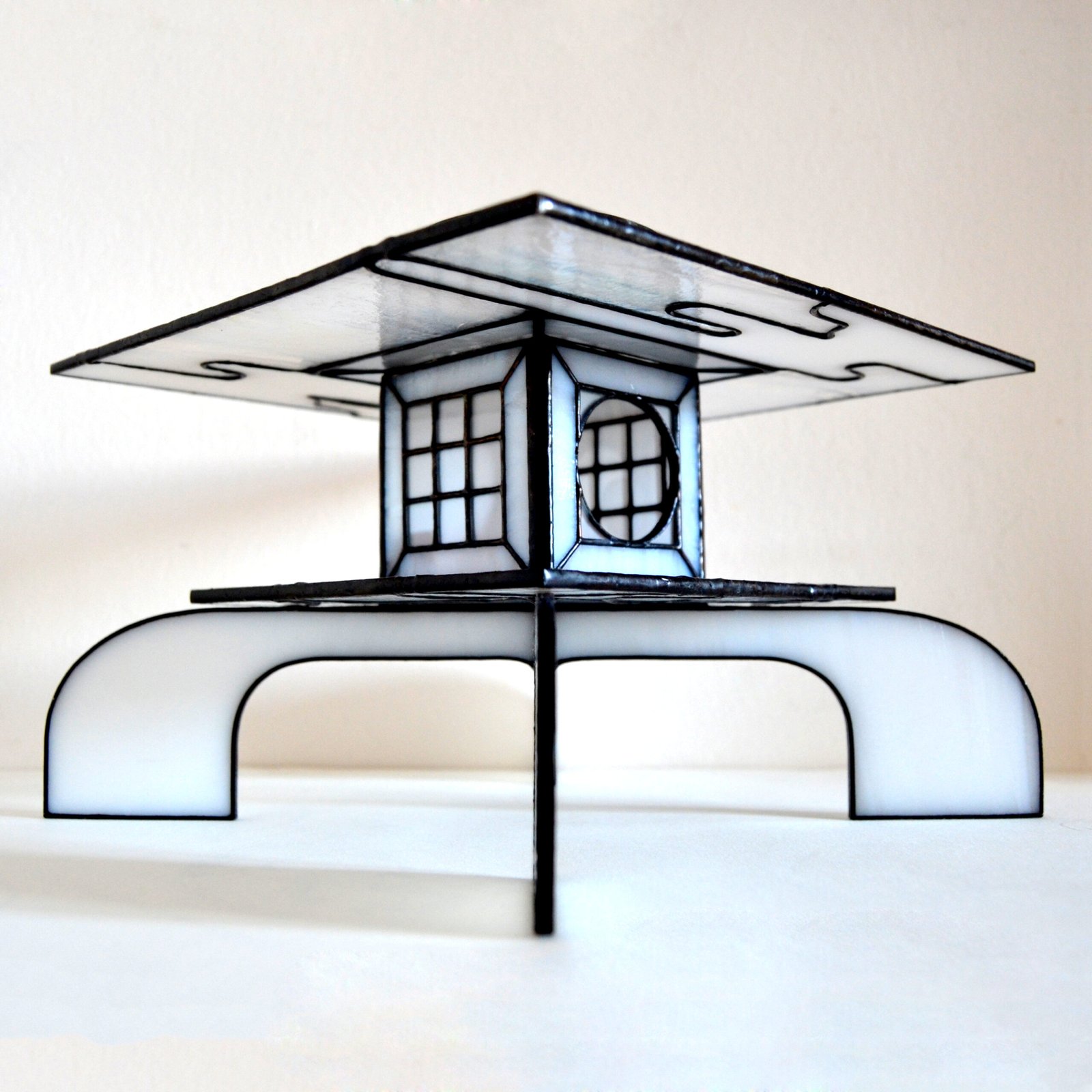 Un bote de vidrio transparente diseñado para sostener una vela, con una estructura resistente y una superficie lisa que permite que la luz de la llama brille con claridad, creando una atmósfera cálida y acogedora en cualquier ambiente.