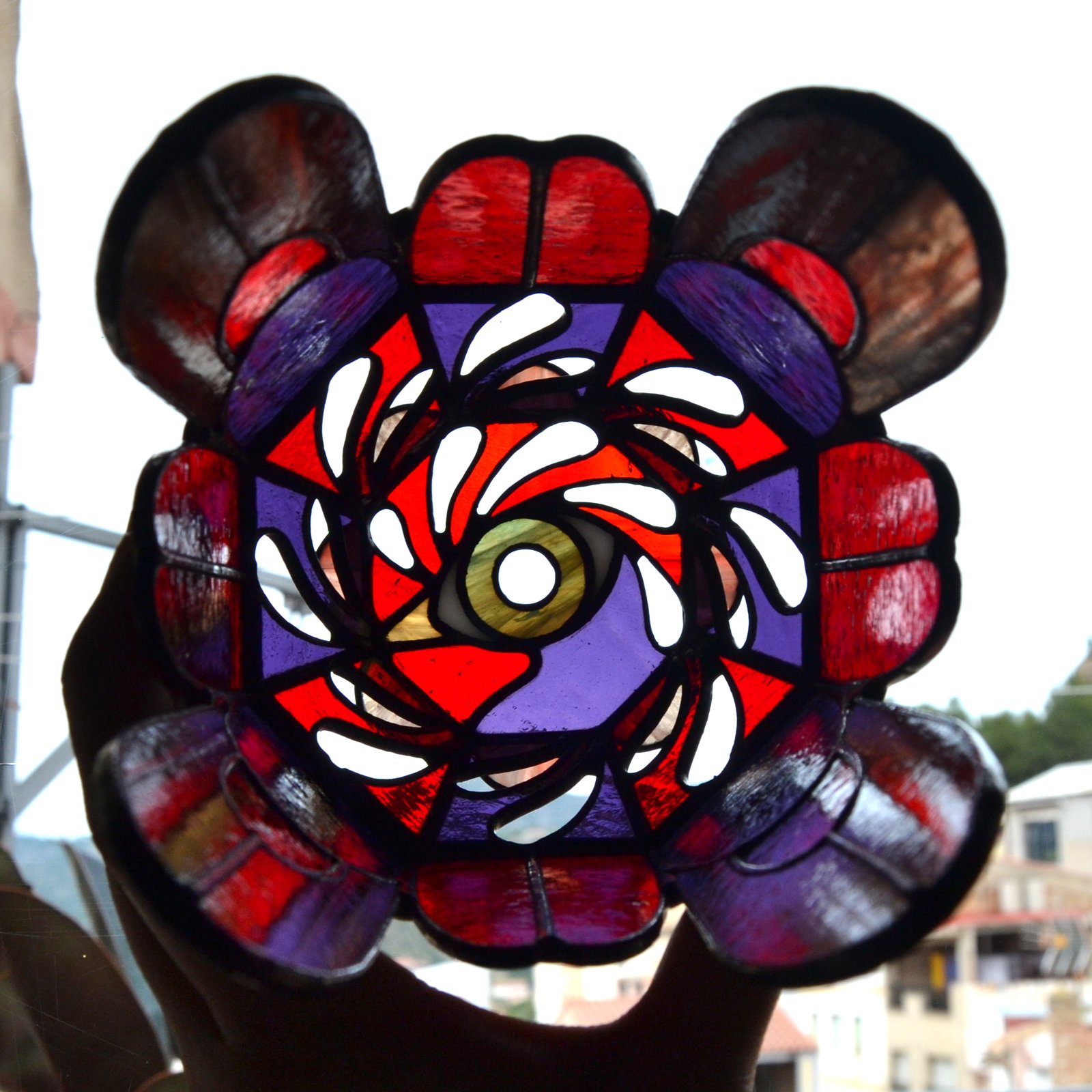 Un bote de vidrio transparente diseñado para sostener una vela, con una estructura resistente y una superficie lisa que permite que la luz de la llama brille con claridad, creando una atmósfera cálida y acogedora en cualquier ambiente.