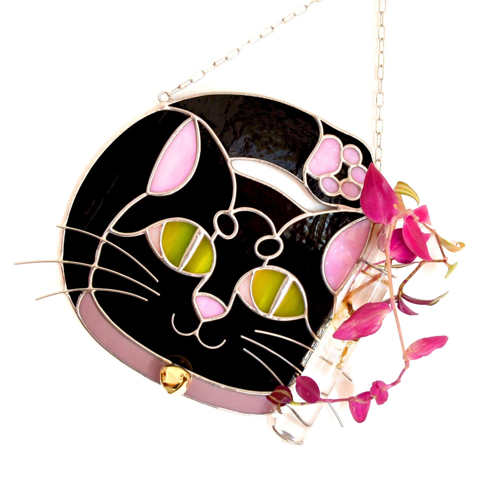 Un vitral que retrata a un elegante gato, con sus ojos curiosos y su pelaje suave y brillante, capturando la gracia y la serenidad de este majestuoso animal mientras la luz del sol filtra a través de los colores vibrantes y crea un efecto cautivador en cualquier espacio.