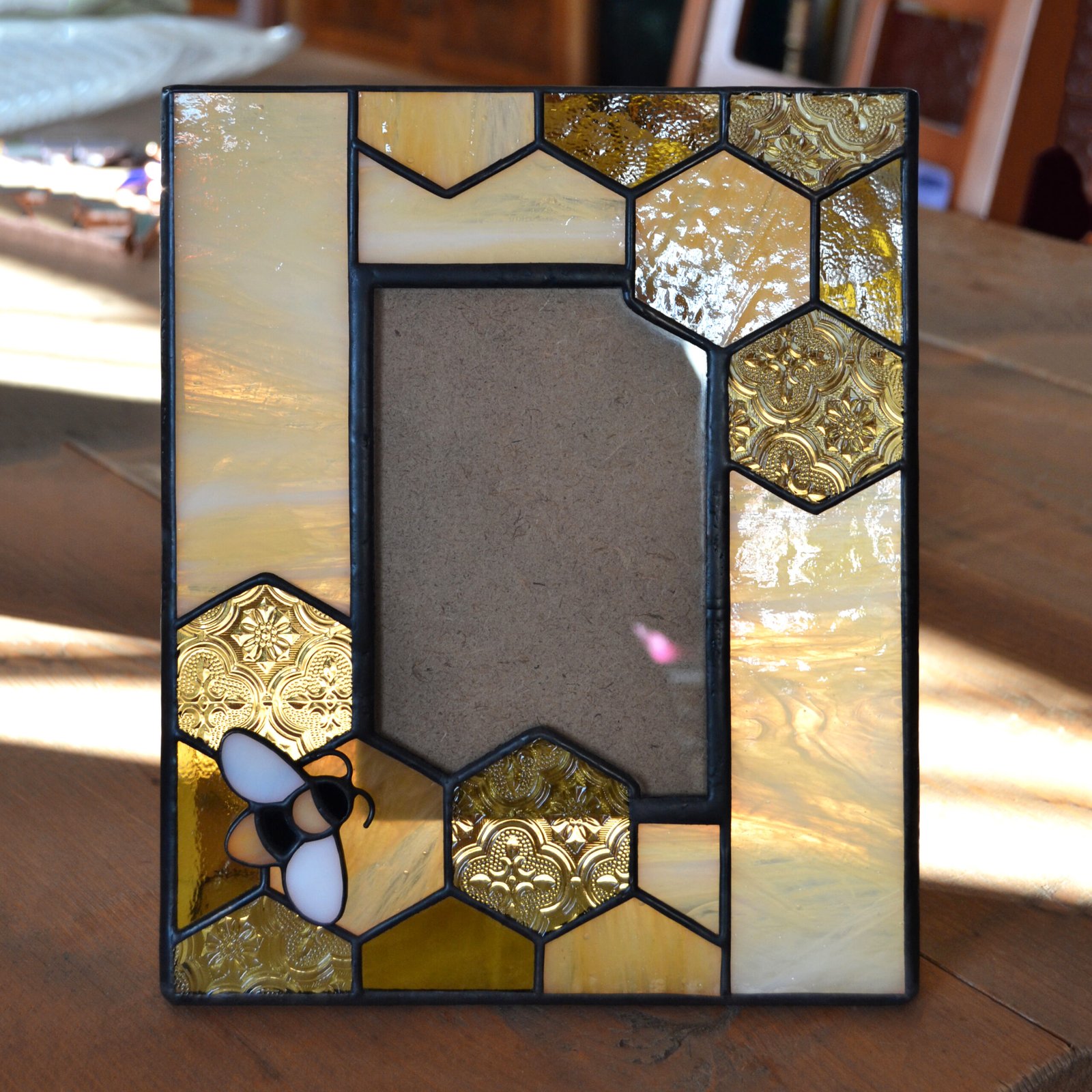 Imagen de un espejo de vidrio soplado con formas orgánicas y colores vibrantes, emanando energía y vitalidad creativa.