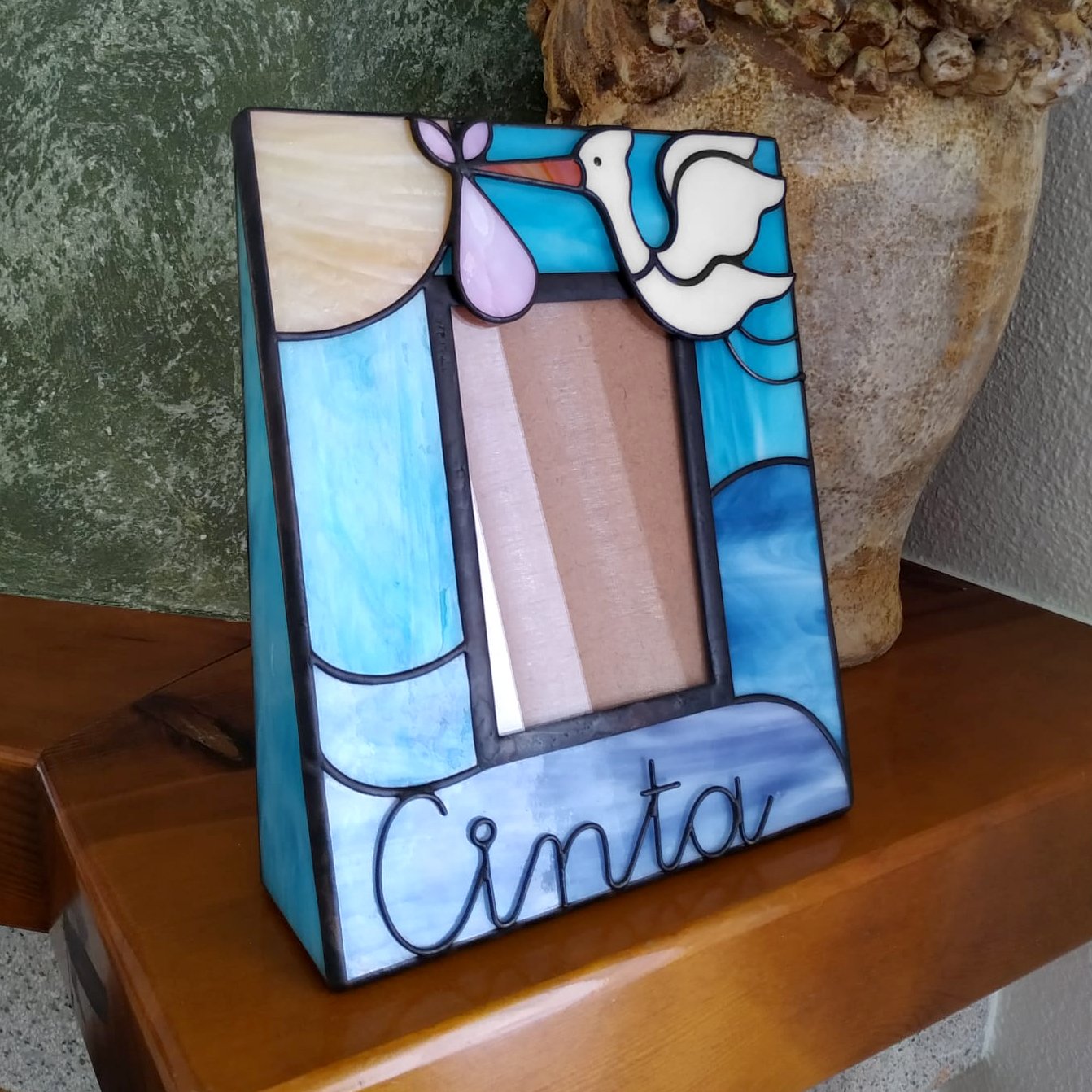 Imagen de un espejo de vidrio soplado con formas orgánicas y colores vibrantes, emanando energía y vitalidad creativa.