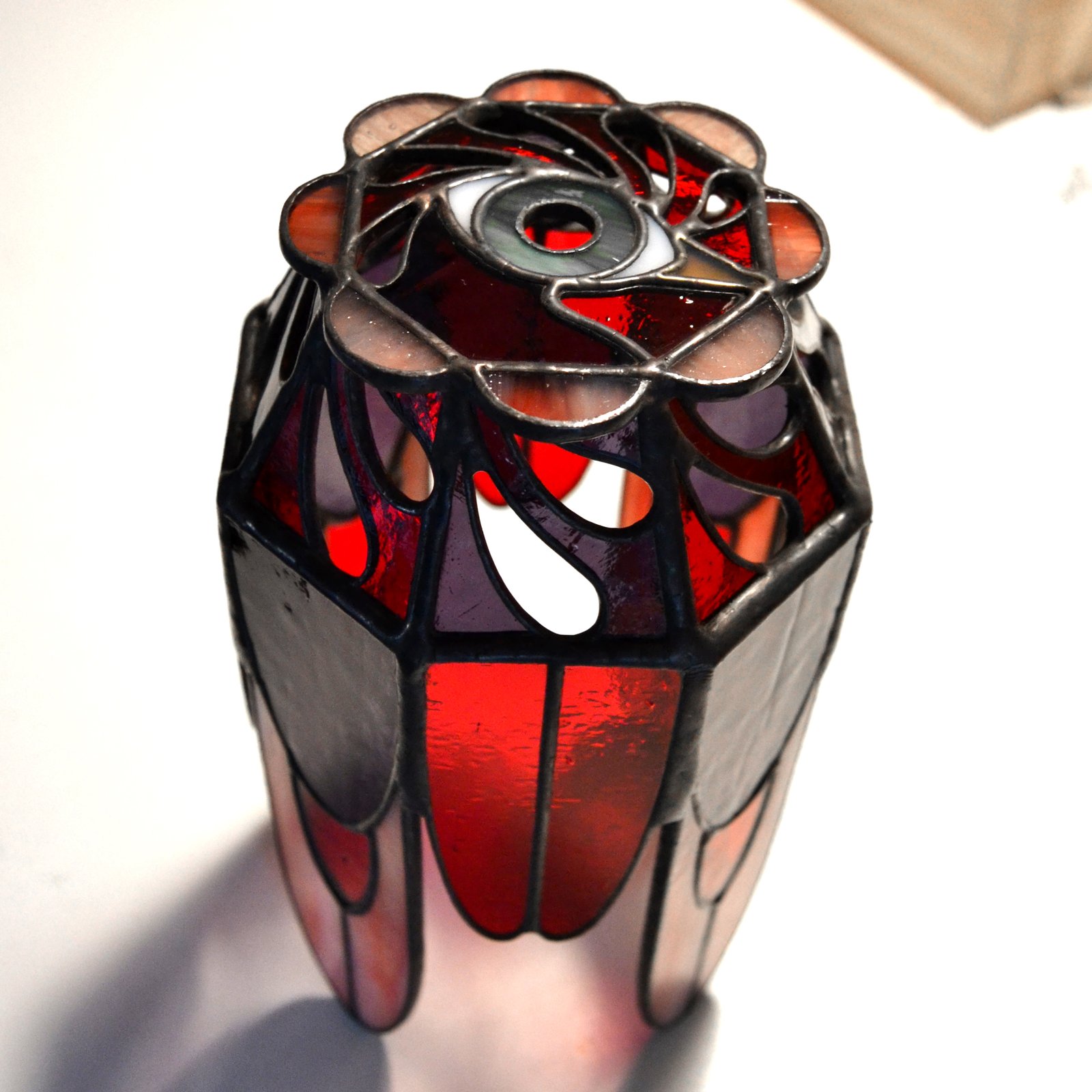 Un bote de vidrio transparente diseñado para sostener una vela, con una estructura resistente y una superficie lisa que permite que la luz de la llama brille con claridad, creando una atmósfera cálida y acogedora en cualquier ambiente.