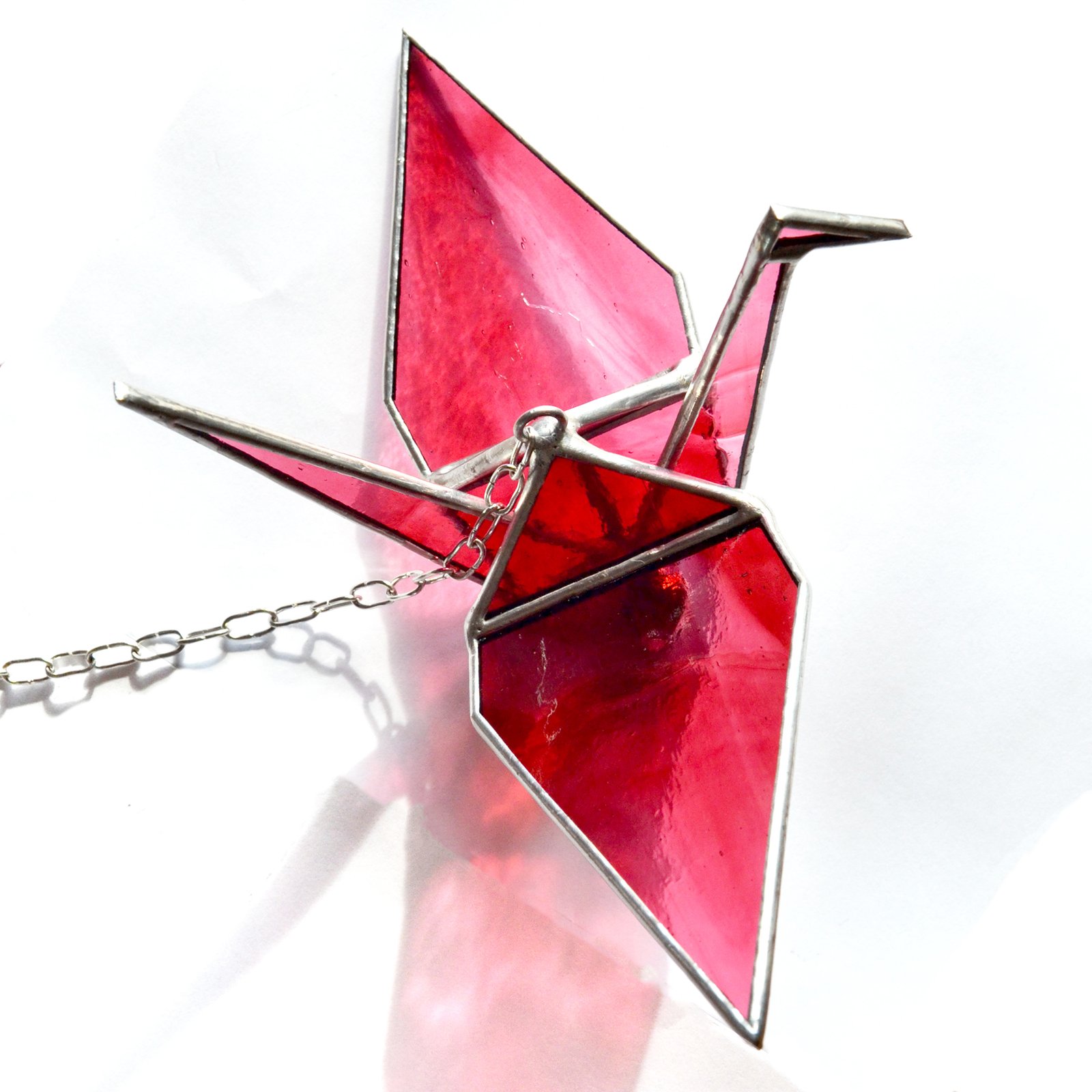 Cisne en vitral, con colores brillantes y vivos.