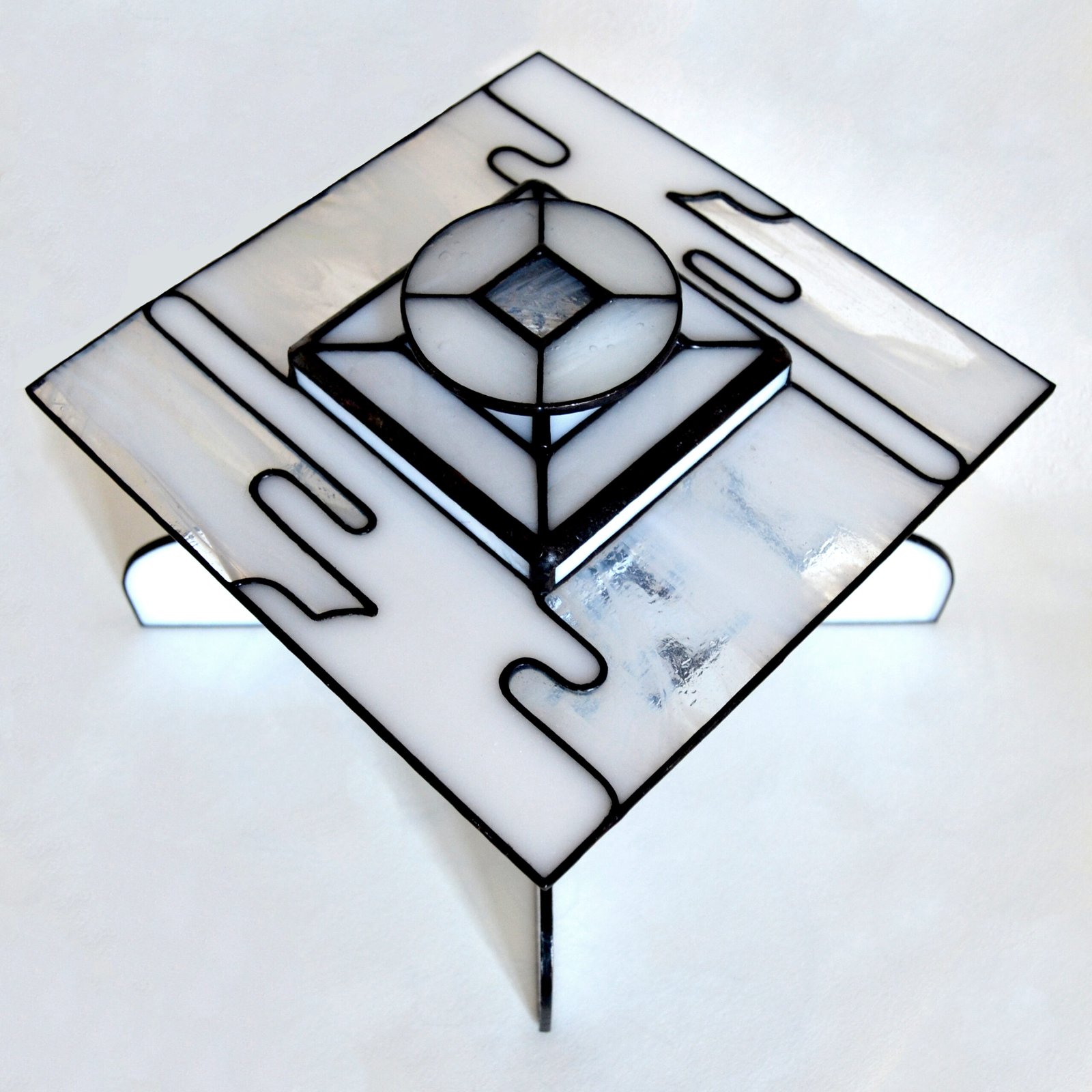 Un bote de vidrio transparente diseñado para sostener una vela, con una estructura resistente y una superficie lisa que permite que la luz de la llama brille con claridad, creando una atmósfera cálida y acogedora en cualquier ambiente.