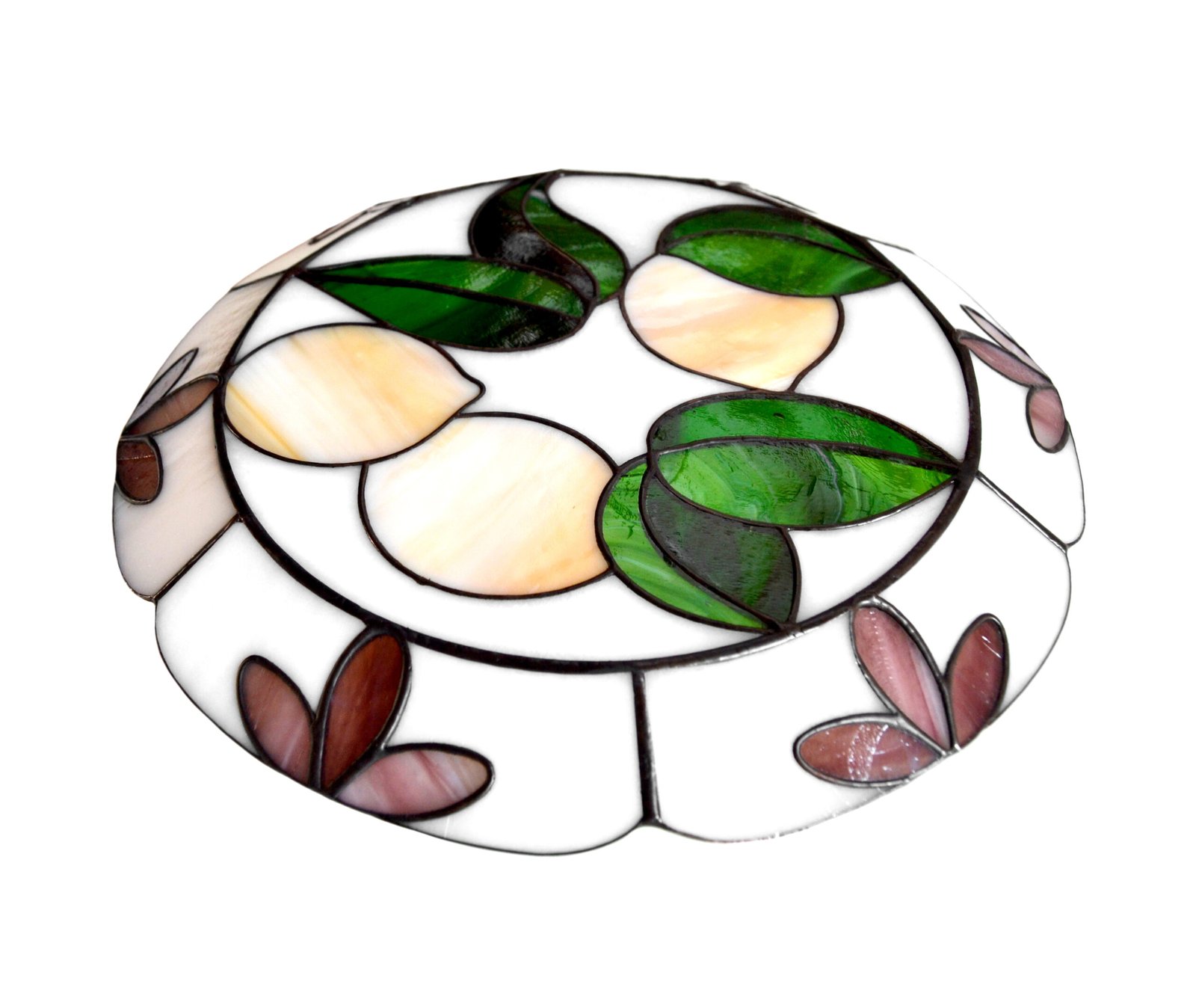 Un plato de vidrio translúcido, con bordes finamente pulidos y una superficie lisa que refleja la luz, creando un efecto sutil pero elegante en cualquier mesa o superficie donde se coloque.