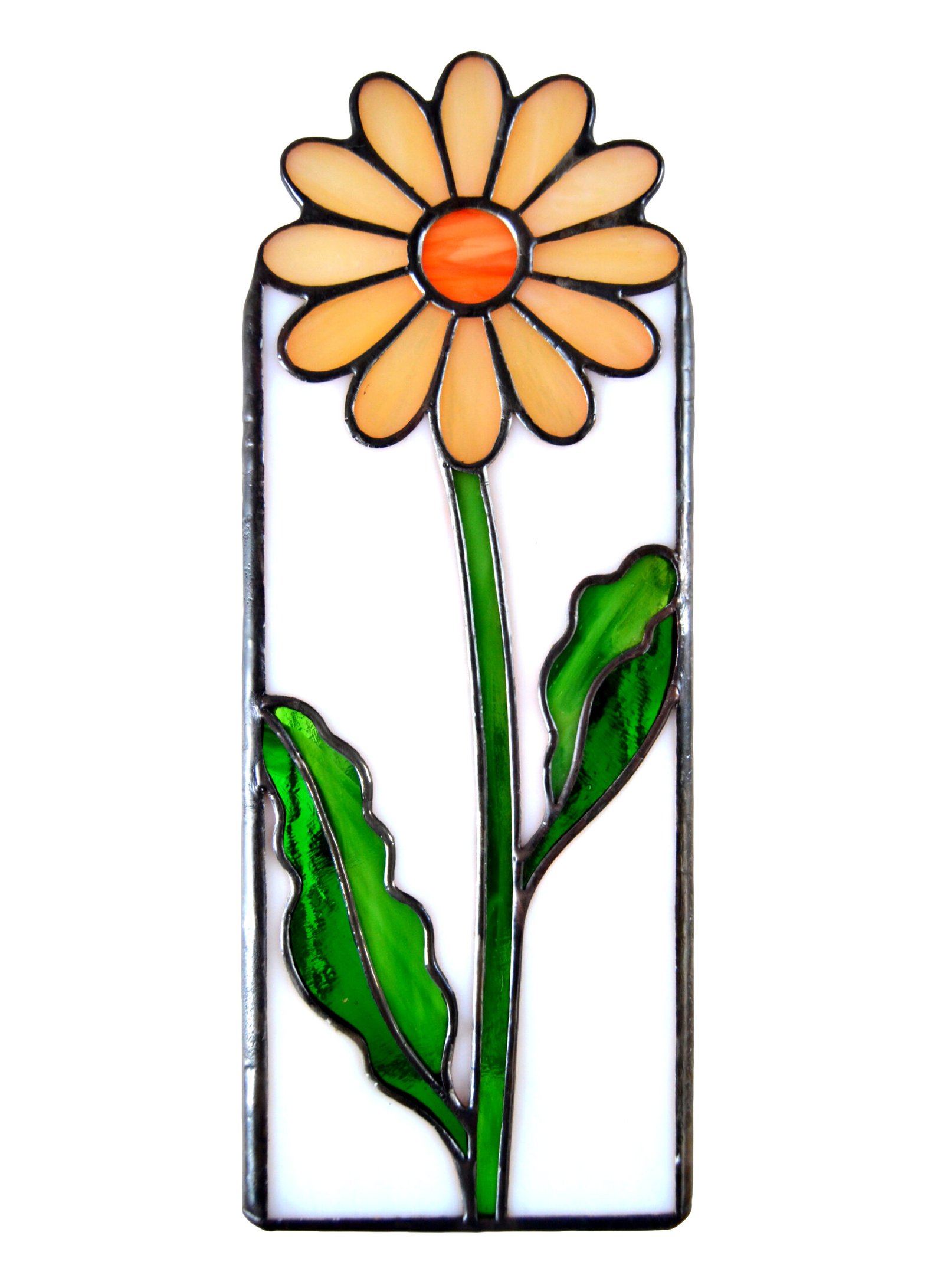 Imagen de una obra de vidrio soplado con formas orgánicas y colores vibrantes, emanando energía y vitalidad creativa.