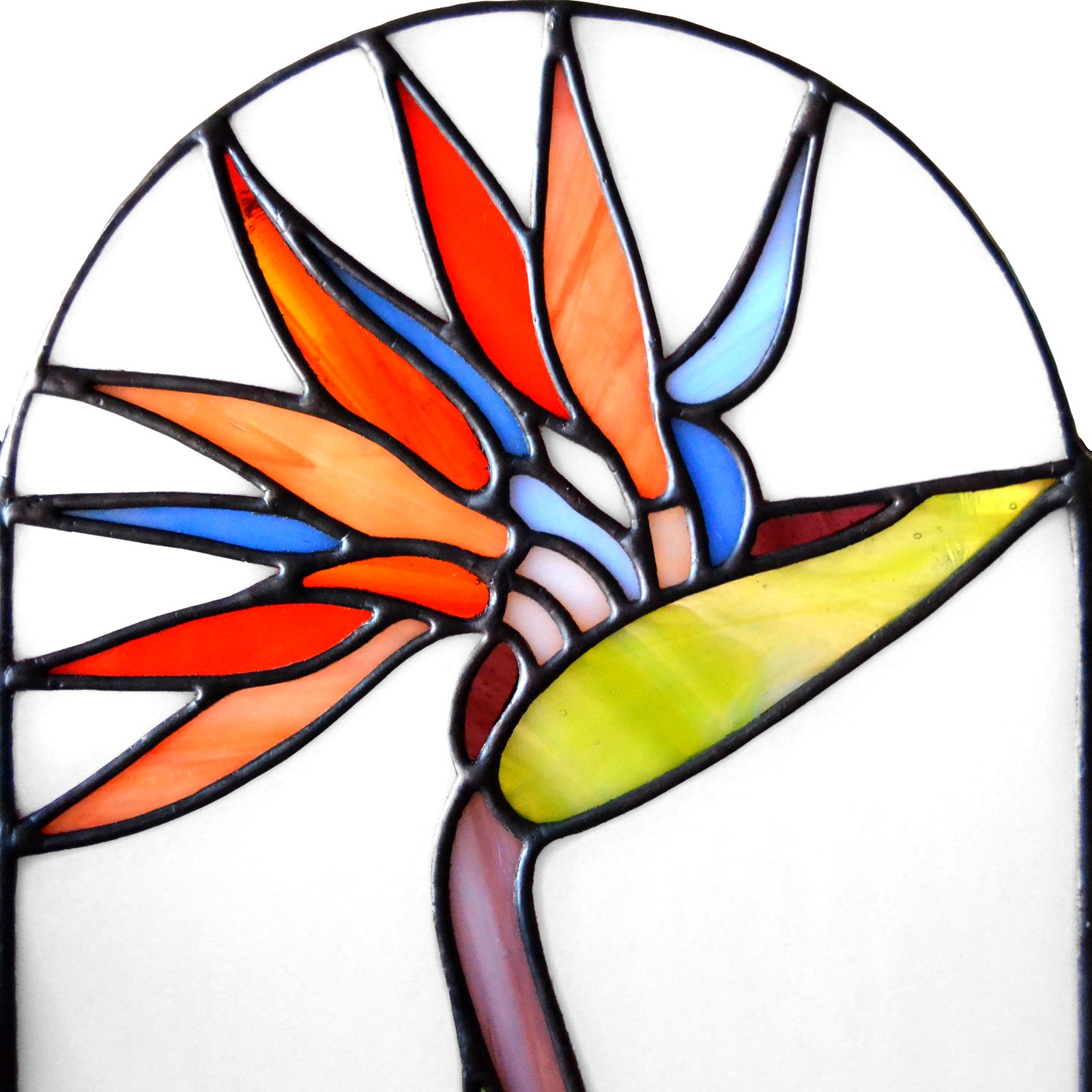 Imagen de una obra de vidrio soplado con formas orgánicas y colores vibrantes, emanando energía y vitalidad creativa.