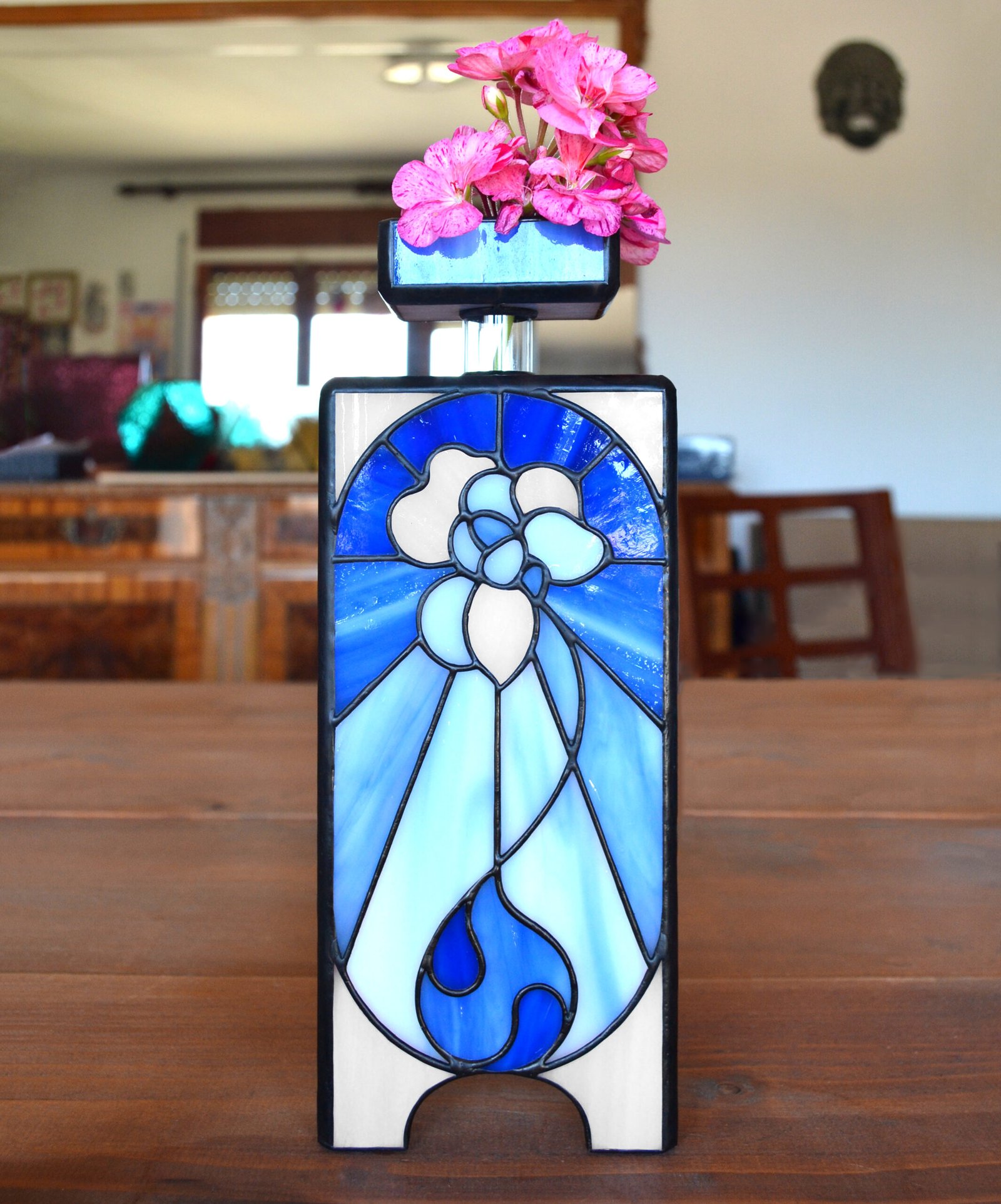 Una caja de vidrio meticulosamente tallada con detalles intrincados que representan una exquisita flor en pleno florecimiento, capturando la belleza y la fragilidad de la naturaleza en una obra de arte transparente.