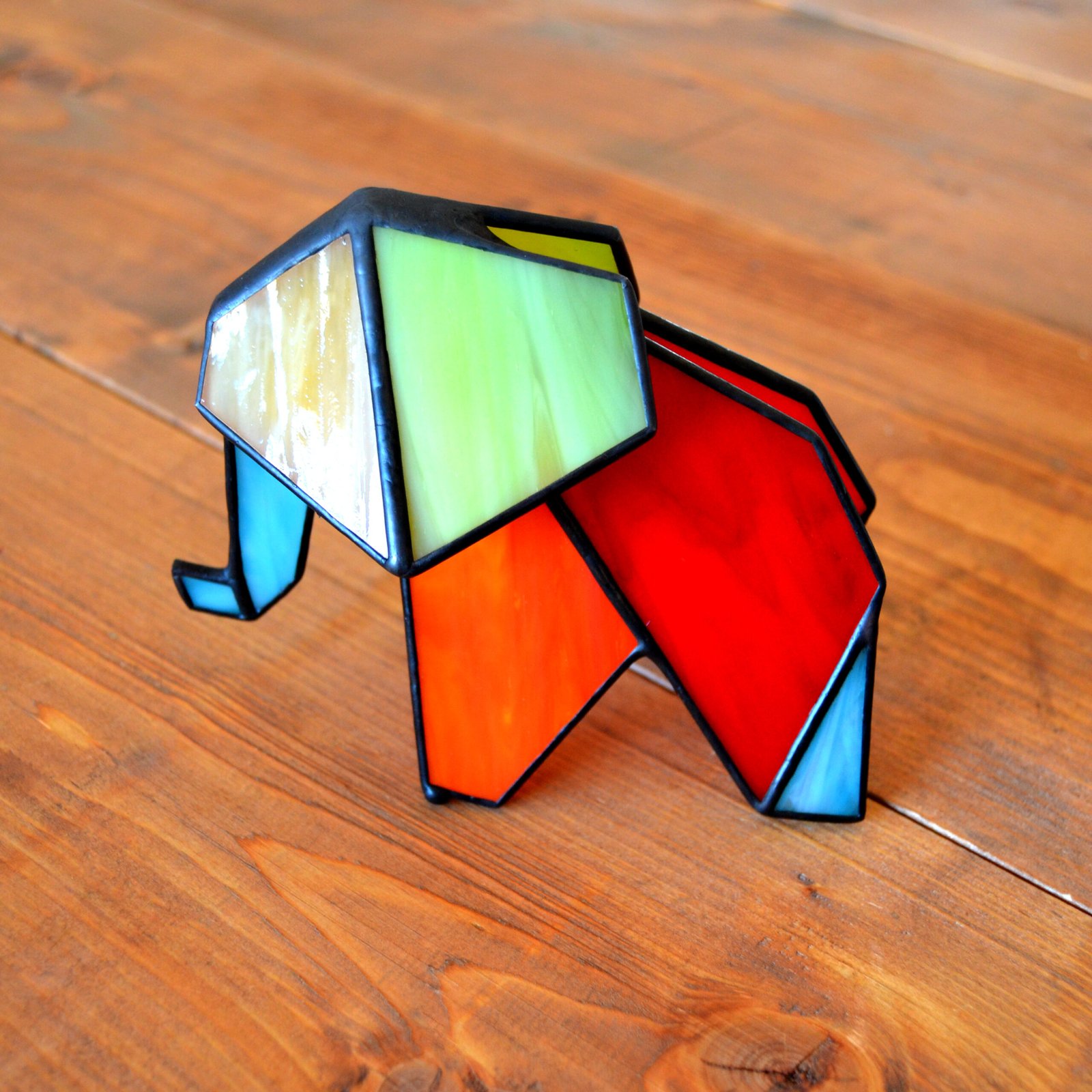 Imagen de una obra de vidrio soplado con formas orgánicas y colores vibrantes, emanando energía y vitalidad creativa.