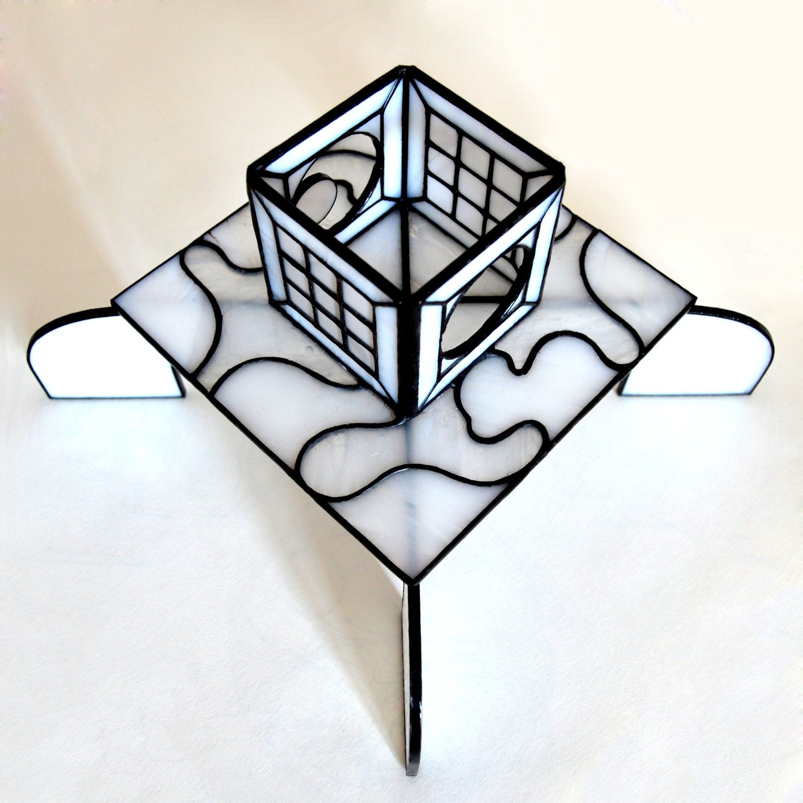 Un bote de vidrio transparente diseñado para sostener una vela, con una estructura resistente y una superficie lisa que permite que la luz de la llama brille con claridad, creando una atmósfera cálida y acogedora en cualquier ambiente.