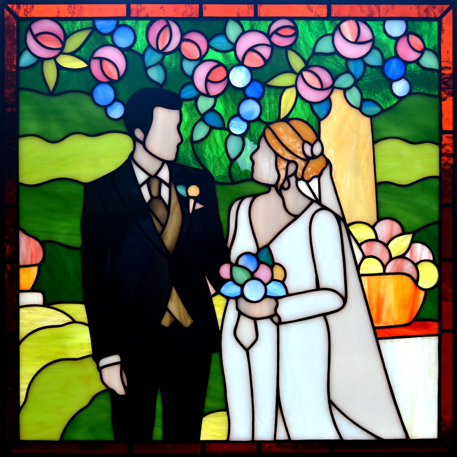 Un vitral artísticamente elaborado que representa a dos personas en su día de boda, con detalles meticulosos que capturan la emoción y la belleza del momento, mientras la luz del sol ilumina los colores vivos y crea un ambiente lleno de amor y alegría.