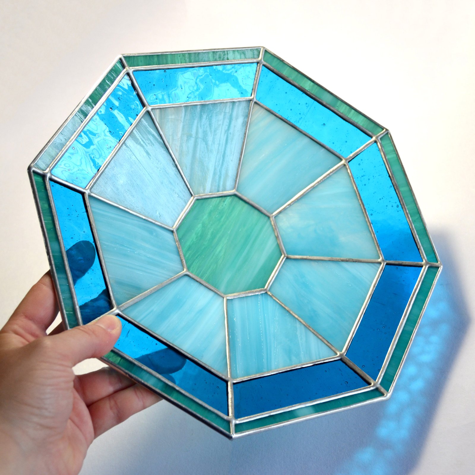 Imagen de una obra de vidrio soplado con formas orgánicas y colores vibrantes, emanando energía y vitalidad creativa.