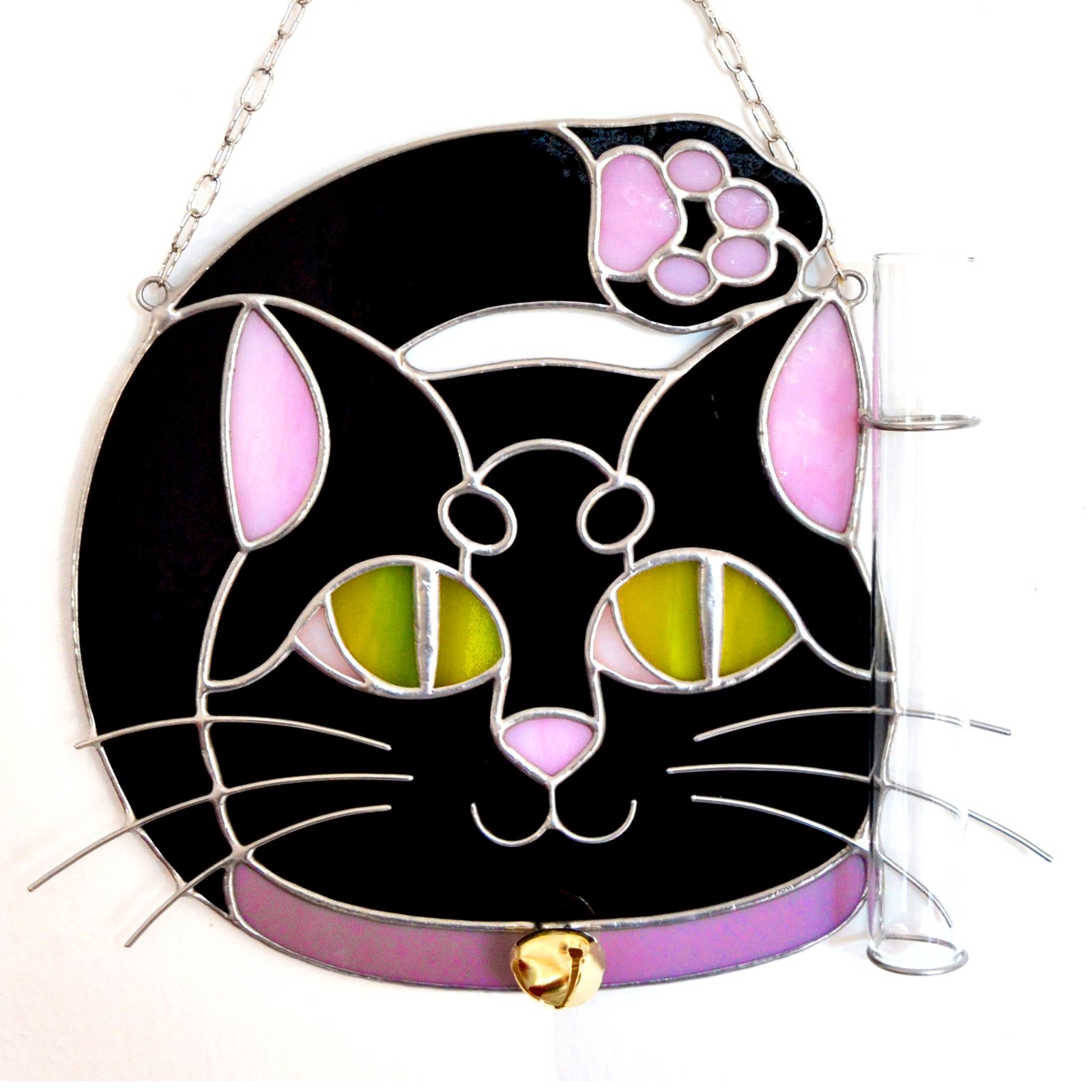 Un vitral que retrata a un elegante gato, con sus ojos curiosos y su pelaje suave y brillante, capturando la gracia y la serenidad de este majestuoso animal mientras la luz del sol filtra a través de los colores vibrantes y crea un efecto cautivador en cualquier espacio.