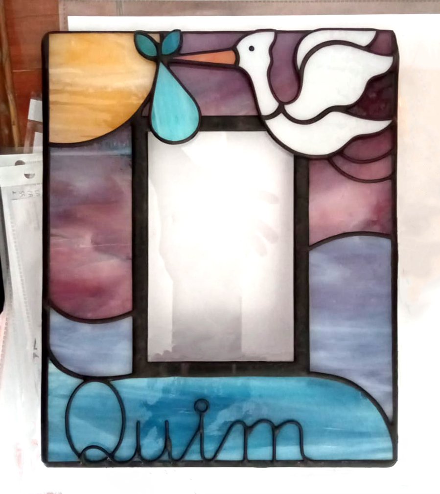 Imagen de un espejo de vidrio soplado con formas orgánicas y colores vibrantes, emanando energía y vitalidad creativa.