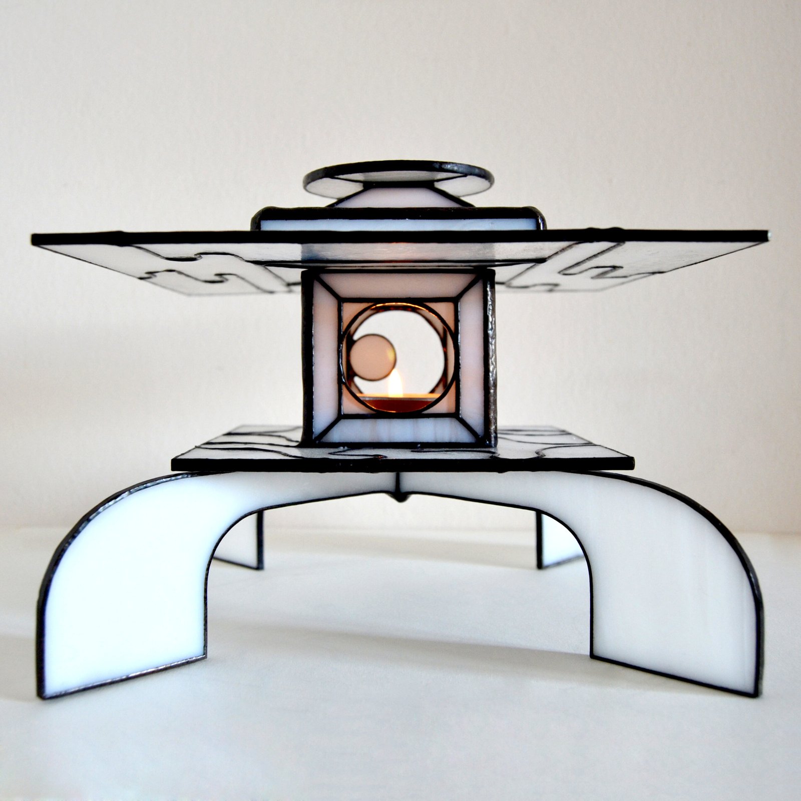 Un bote de vidrio transparente diseñado para sostener una vela, con una estructura resistente y una superficie lisa que permite que la luz de la llama brille con claridad, creando una atmósfera cálida y acogedora en cualquier ambiente.