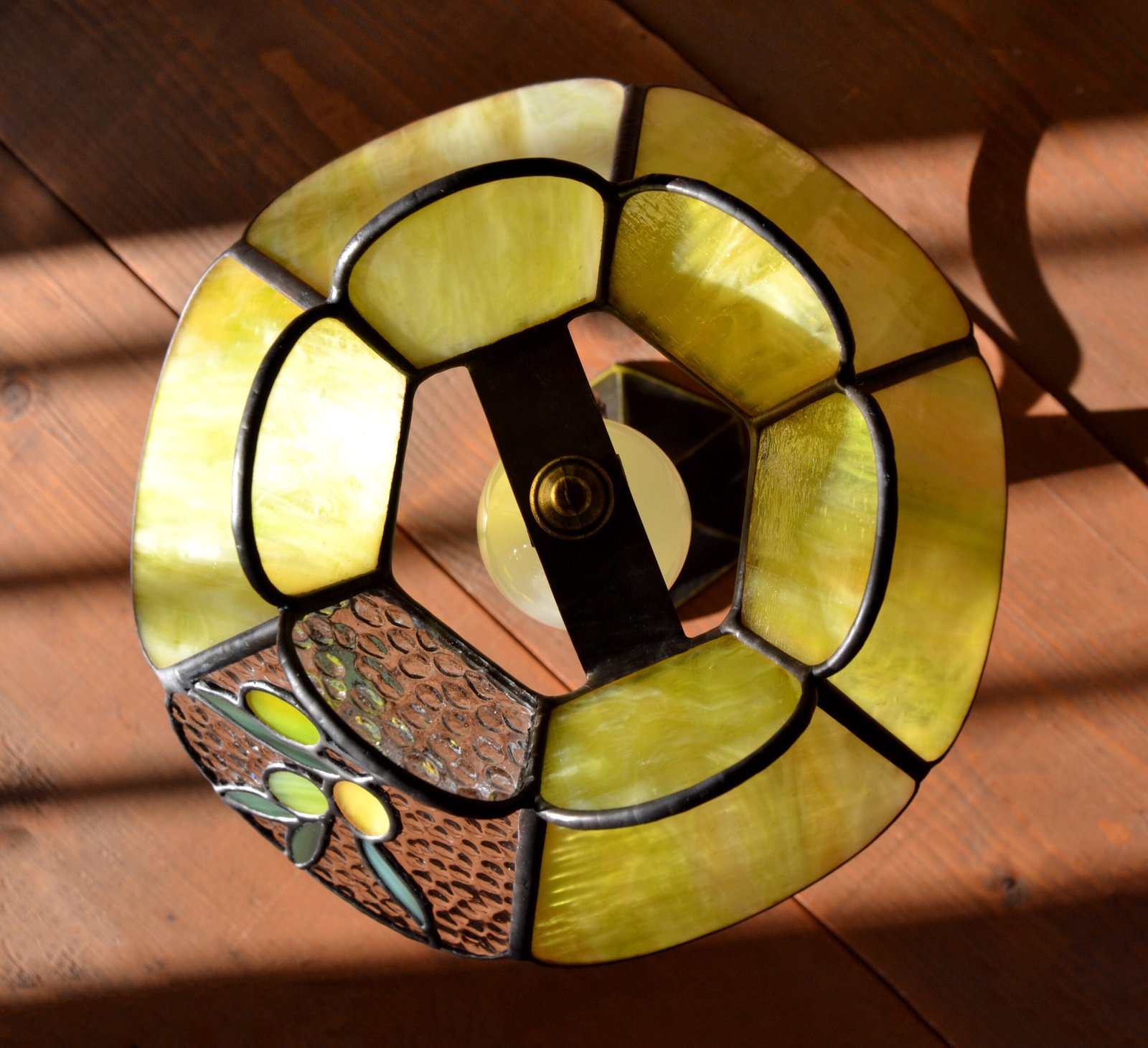 Lampara en vitral, con colores brillantes y vivos.