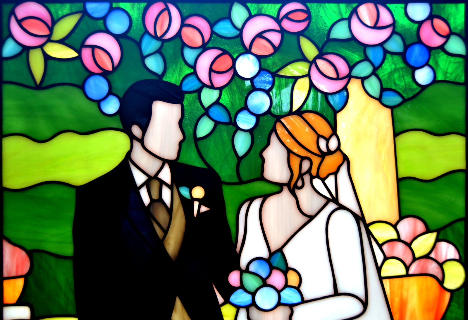 Un vitral artísticamente elaborado que representa a dos personas en su día de boda, con detalles meticulosos que capturan la emoción y la belleza del momento, mientras la luz del sol ilumina los colores vivos y crea un ambiente lleno de amor y alegría.