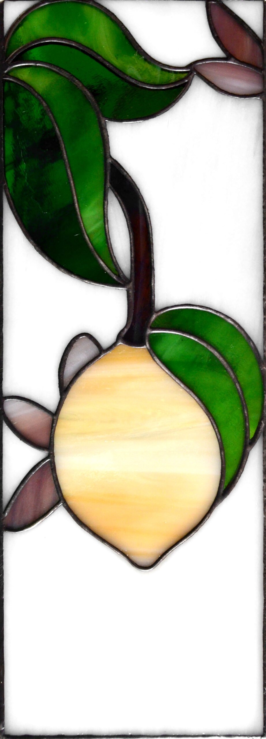 Un jarrón de vidrio soplado con formas curvilíneas y delicados detalles en relieve, irradiando una sensación de elegancia y sofisticación que realza cualquier arreglo floral que contenga.