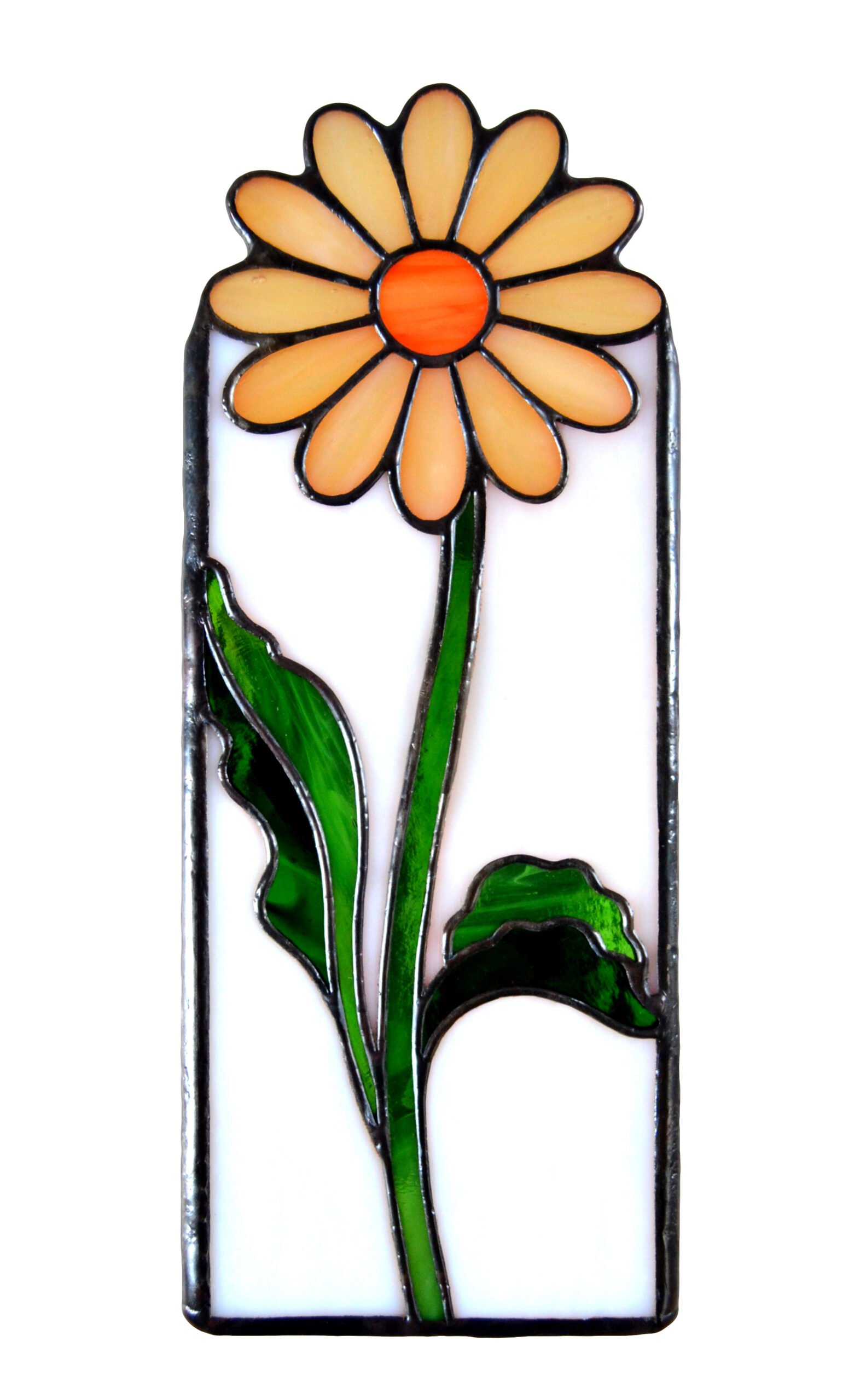 Imagen de una obra de vidrio soplado con formas orgánicas y colores vibrantes, emanando energía y vitalidad creativa.