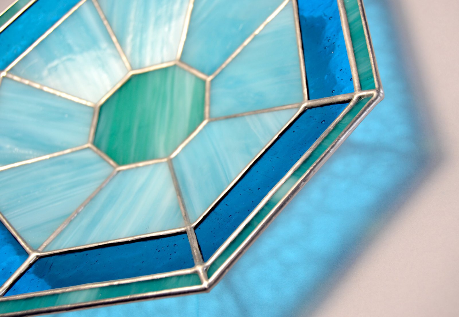 Imagen de una obra de vidrio soplado con formas orgánicas y colores vibrantes, emanando energía y vitalidad creativa.