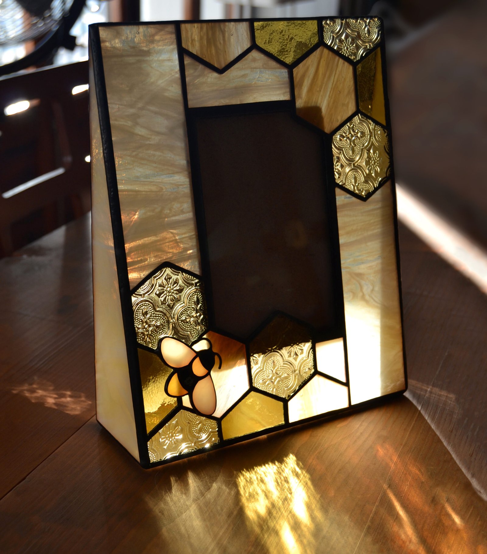 Imagen de un espejo de vidrio soplado con formas orgánicas y colores vibrantes, emanando energía y vitalidad creativa.