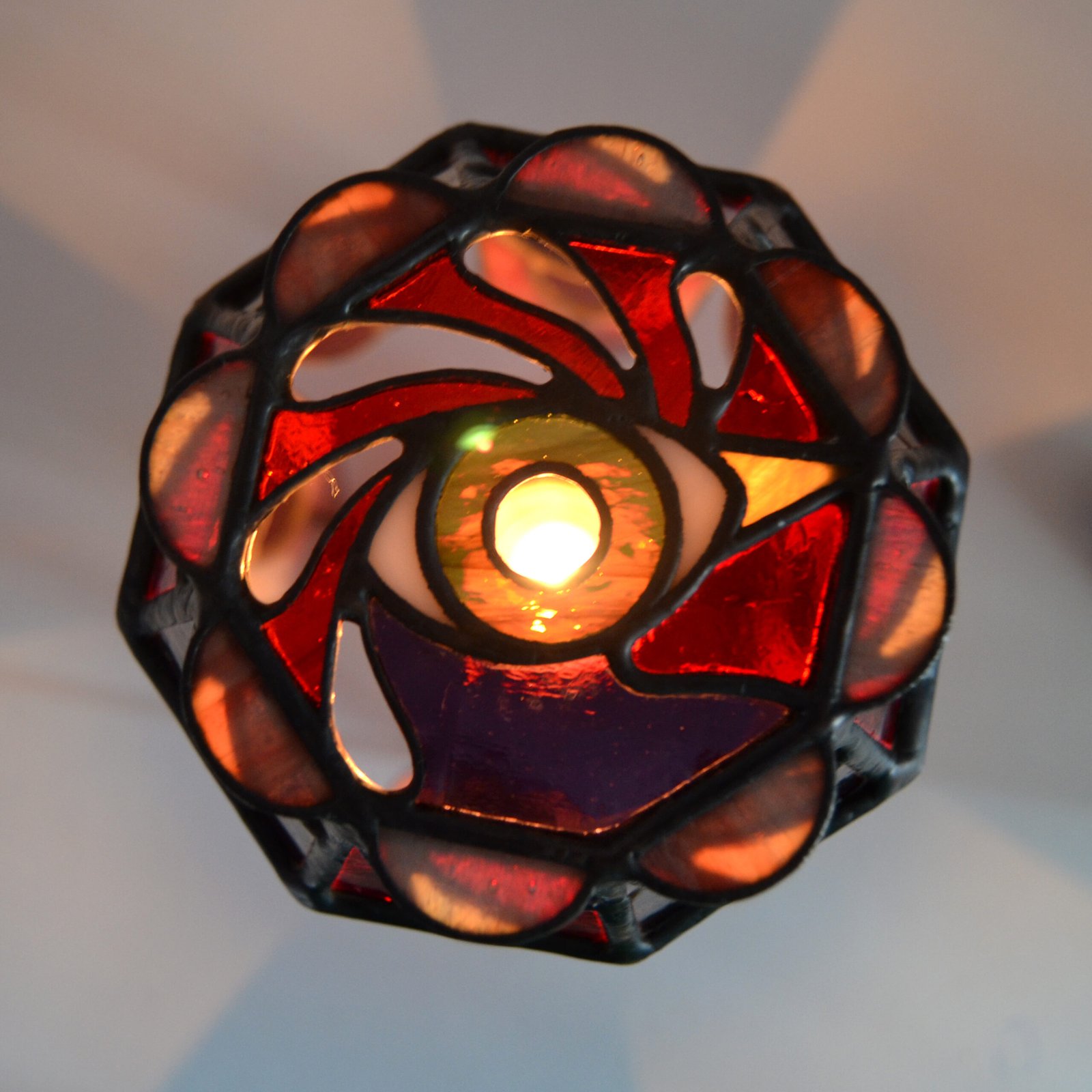 Un bote de vidrio transparente diseñado para sostener una vela, con una estructura resistente y una superficie lisa que permite que la luz de la llama brille con claridad, creando una atmósfera cálida y acogedora en cualquier ambiente.