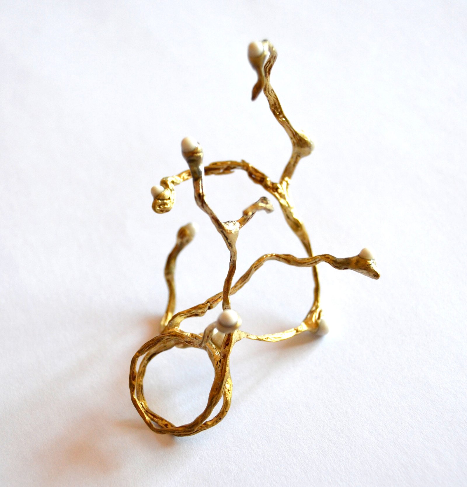 detalle de joya de oro organica