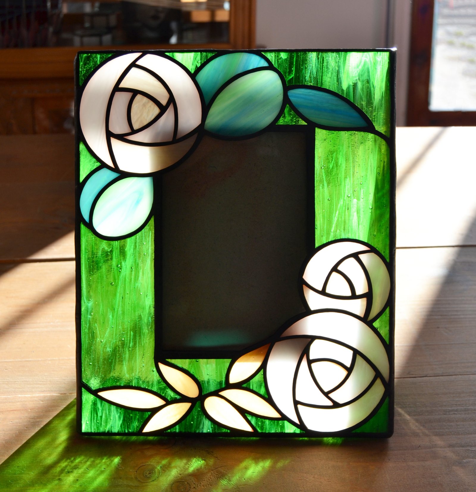 Imagen de un espejo de vidrio soplado con formas orgánicas y colores vibrantes, emanando energía y vitalidad creativa.