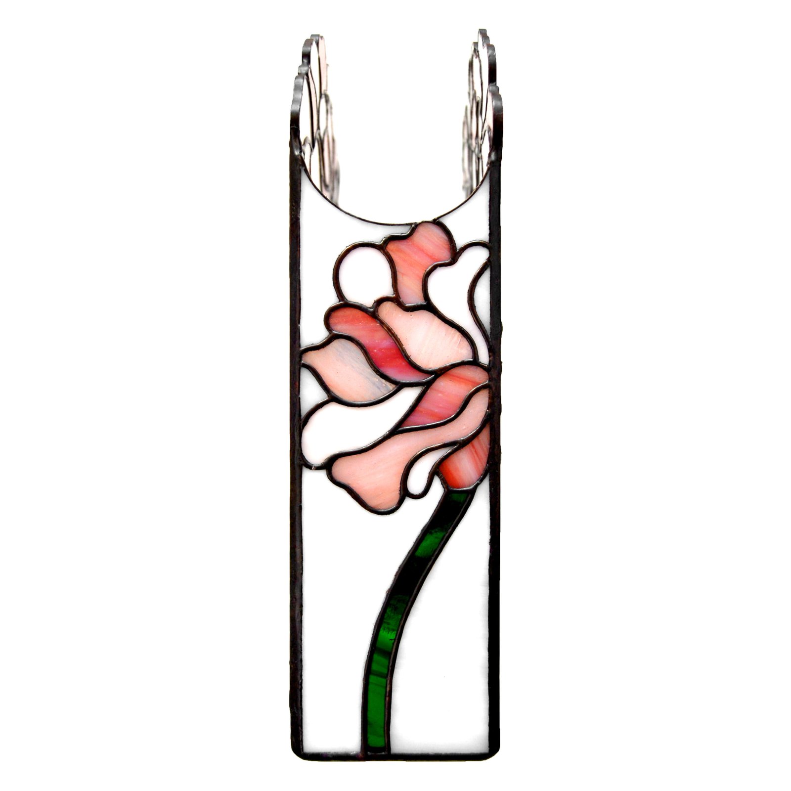 Un jarrón de vidrio soplado con formas curvilíneas y delicados detalles en relieve, irradiando una sensación de elegancia y sofisticación que realza cualquier arreglo floral que contenga.