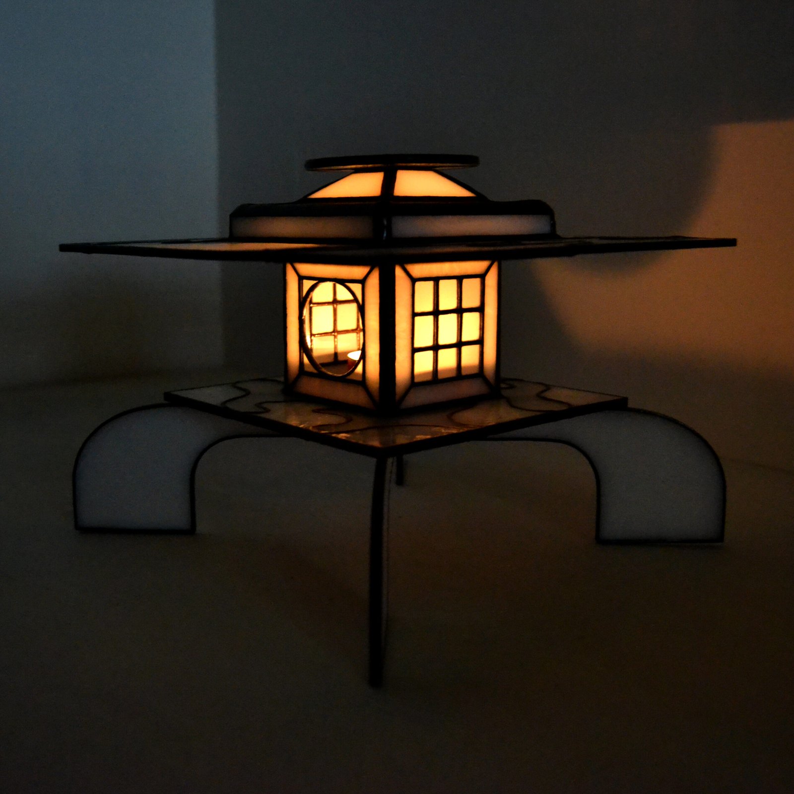 Un bote de vidrio transparente diseñado para sostener una vela, con una estructura resistente y una superficie lisa que permite que la luz de la llama brille con claridad, creando una atmósfera cálida y acogedora en cualquier ambiente.