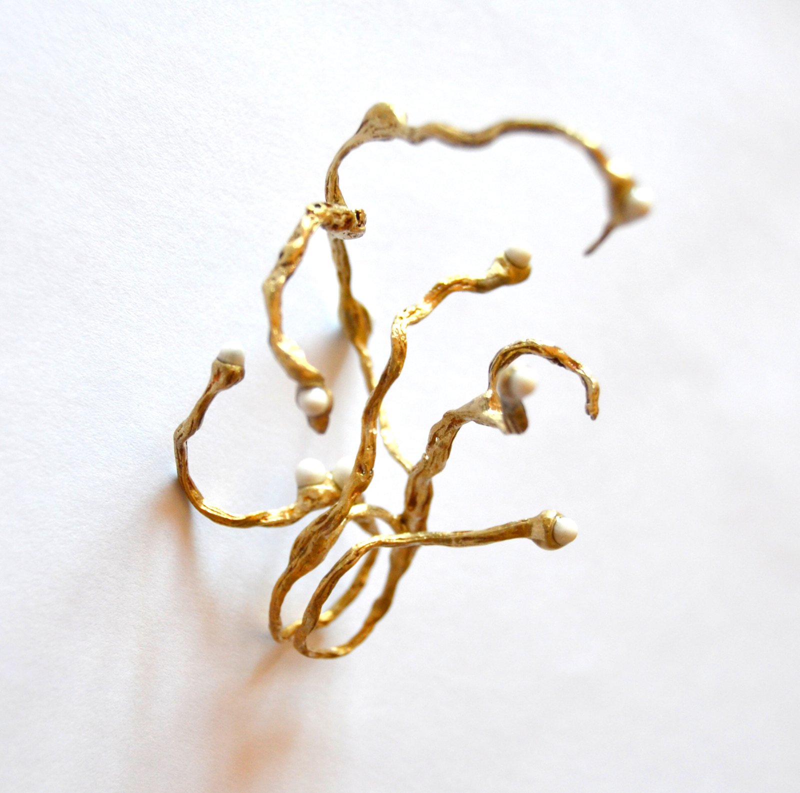 detalle de joya de oro organica