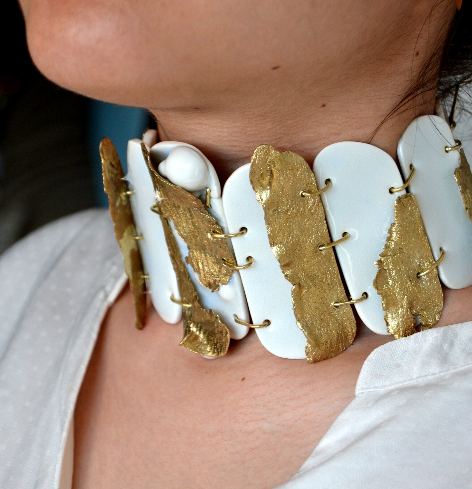 Imagen de un exquisito collar con delicados detalles de oro entrelazados entre sí, resplandeciendo con elegancia y refinamiento.