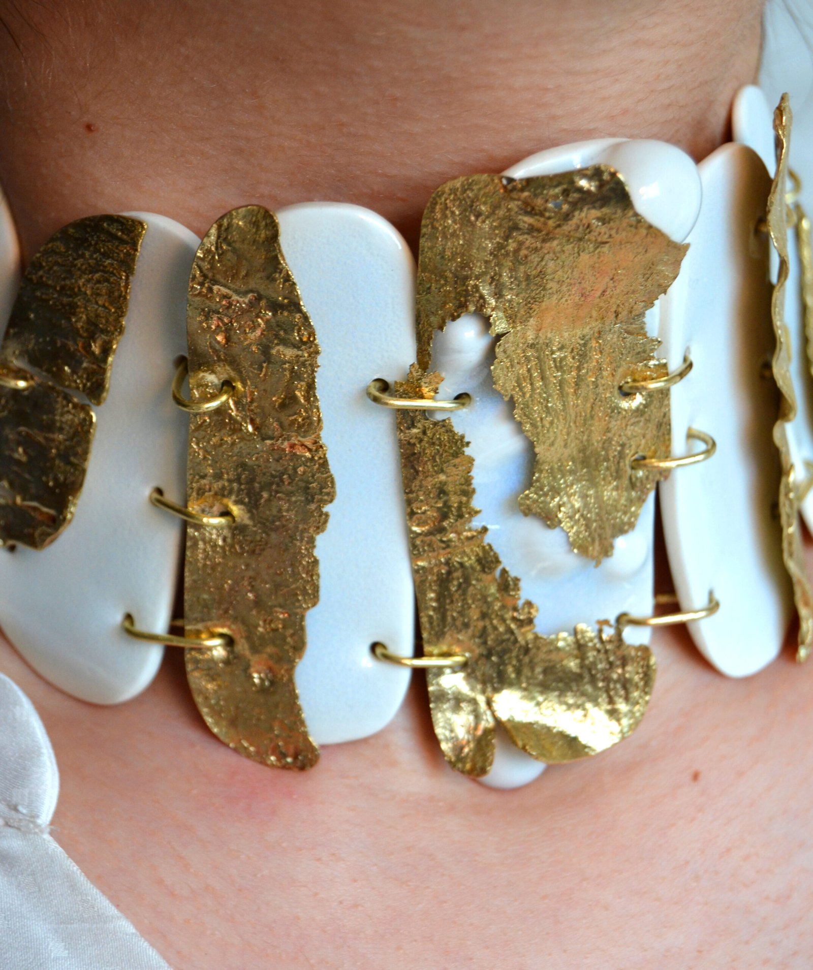 Imagen de un exquisito collar con delicados detalles de oro entrelazados entre sí, resplandeciendo con elegancia y refinamiento.