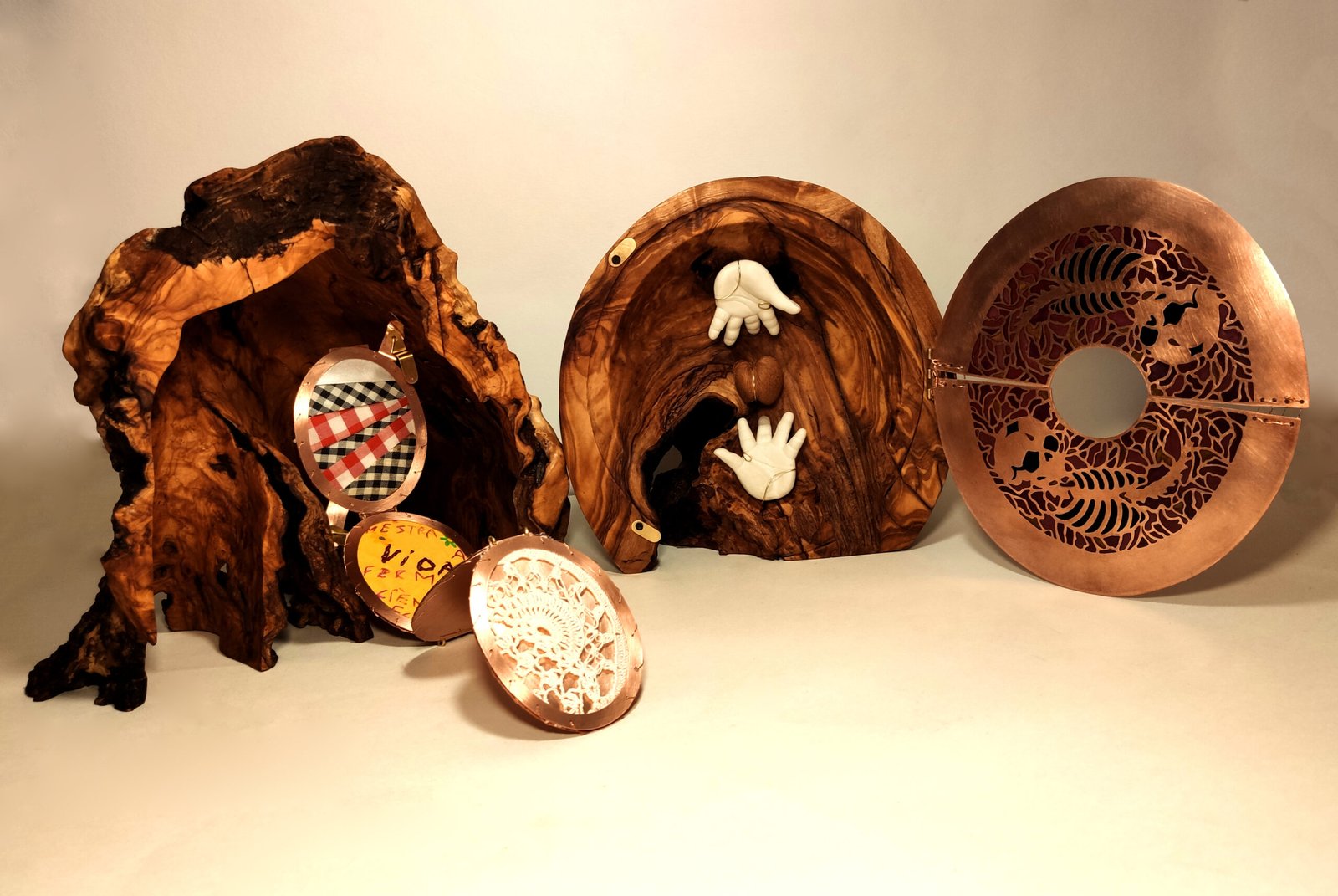 objeto de madera con espejos