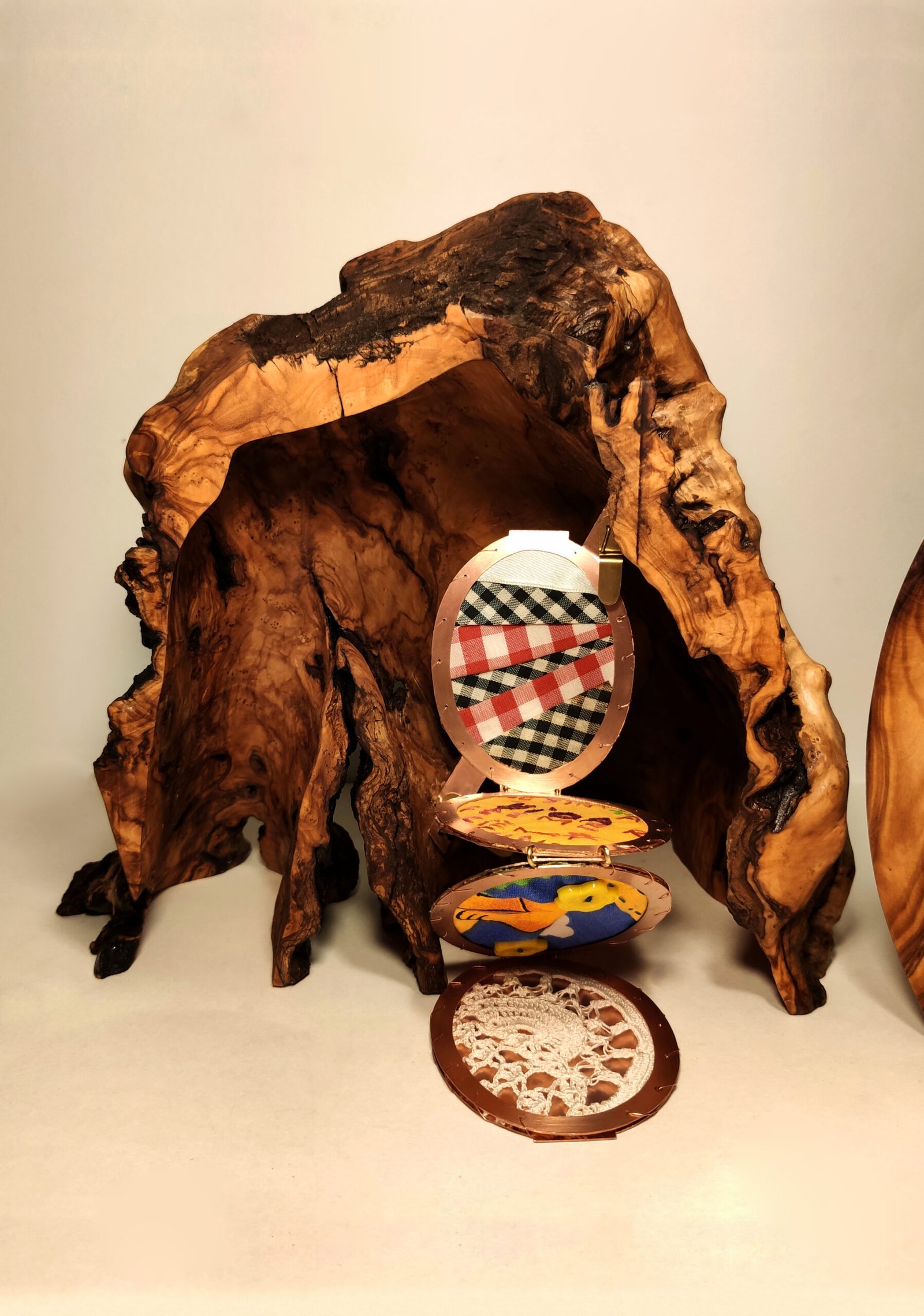 objeto de madera con espejos