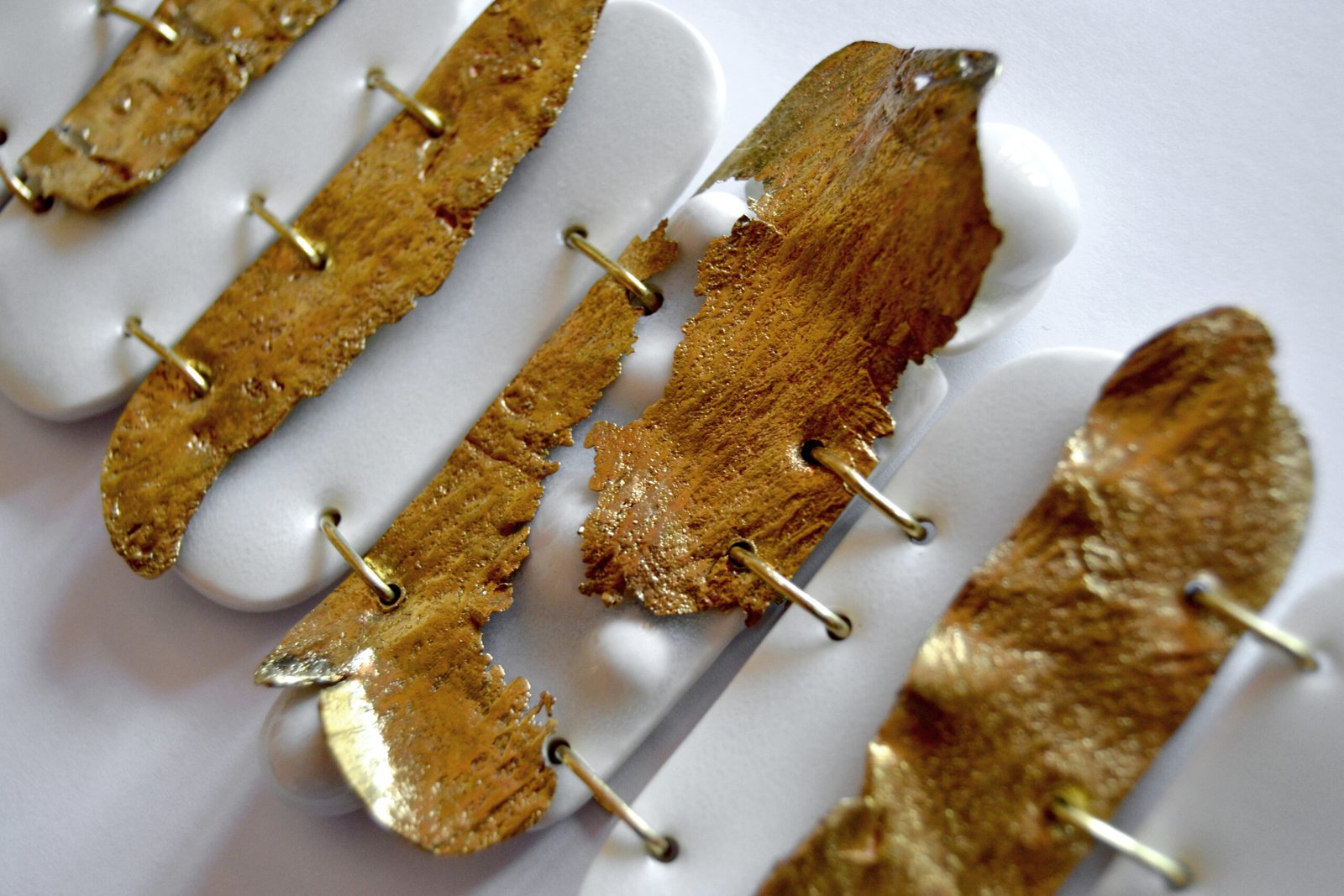 Imagen de un exquisito collar con delicados detalles de oro entrelazados entre sí, resplandeciendo con elegancia y refinamiento.