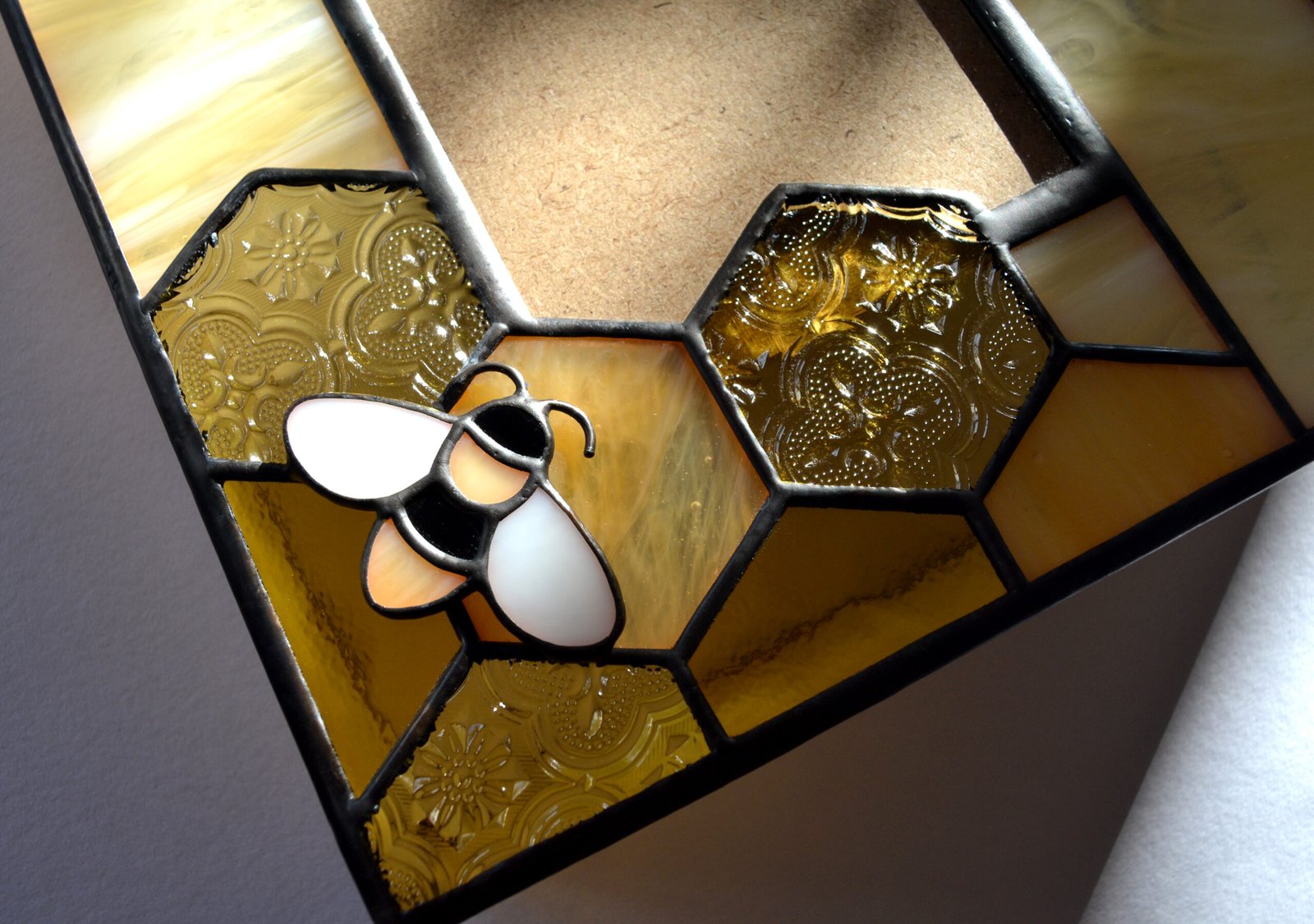 Imagen de un espejo de vidrio soplado con formas orgánicas y colores vibrantes, emanando energía y vitalidad creativa.