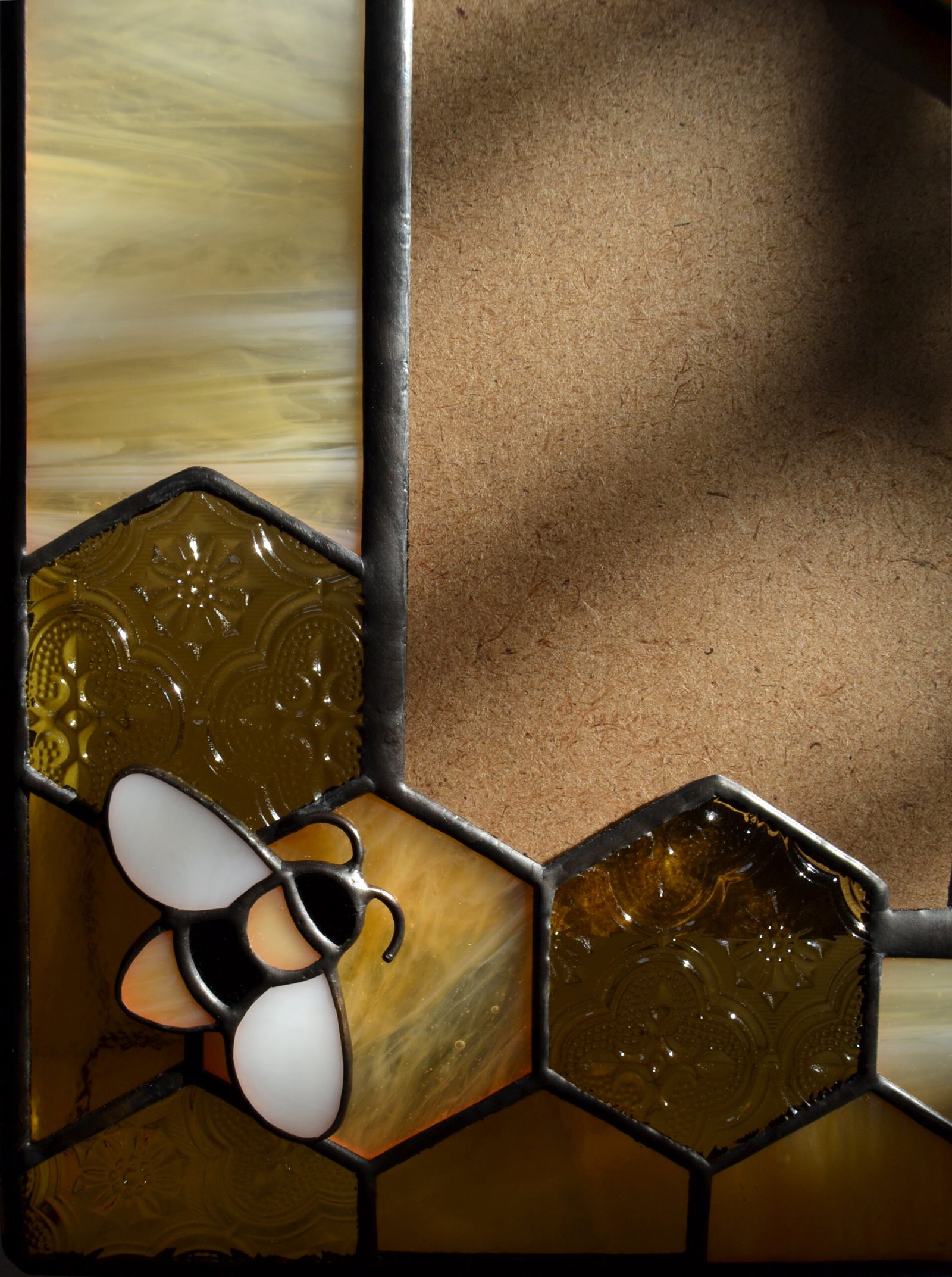 Imagen de un espejo de vidrio soplado con formas orgánicas y colores vibrantes, emanando energía y vitalidad creativa.