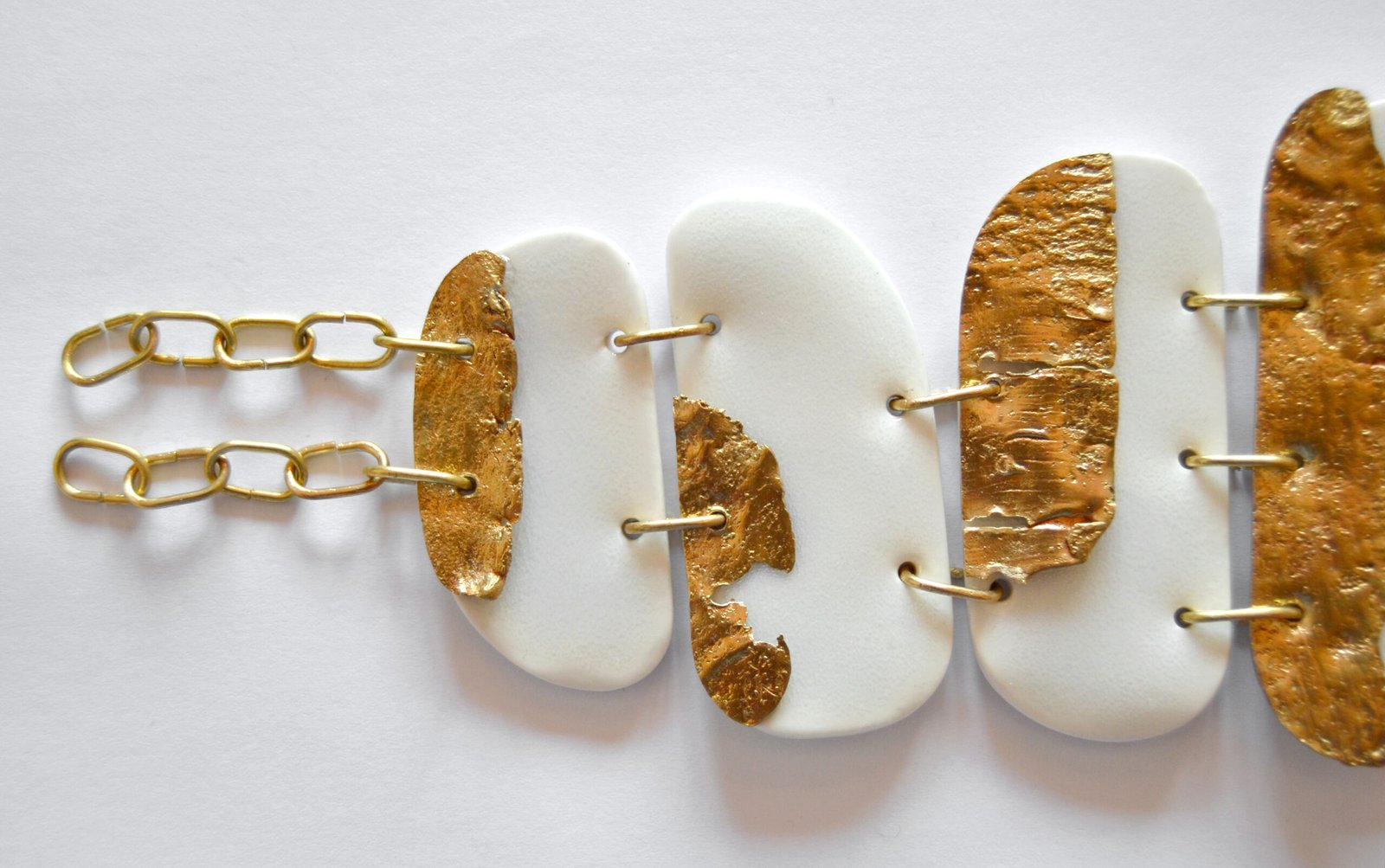 Imagen de un exquisito collar con delicados detalles de oro entrelazados entre sí, resplandeciendo con elegancia y refinamiento.