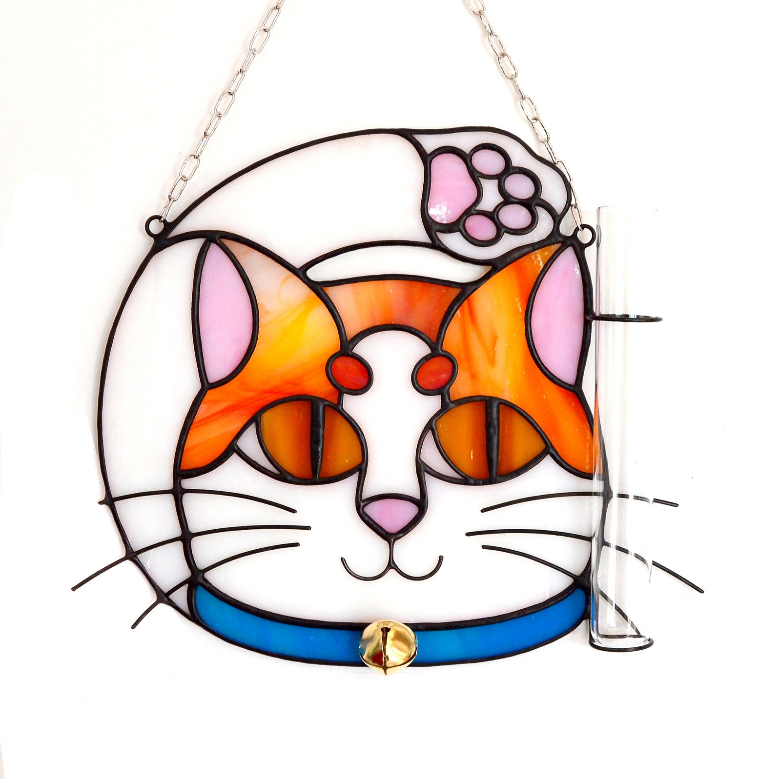 Un vitral que retrata a un elegante gato, con sus ojos curiosos y su pelaje suave y brillante, capturando la gracia y la serenidad de este majestuoso animal mientras la luz del sol filtra a través de los colores vibrantes y crea un efecto cautivador en cualquier espacio.